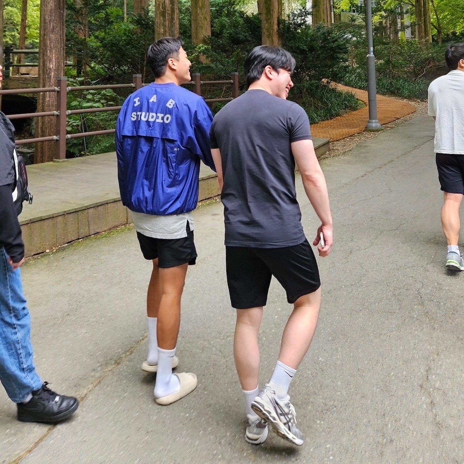 IAB Studio x Asics Navy Woven Shirt, Adidas Yeezy Slide Bone 2022/2023 착용 스타일 - 2