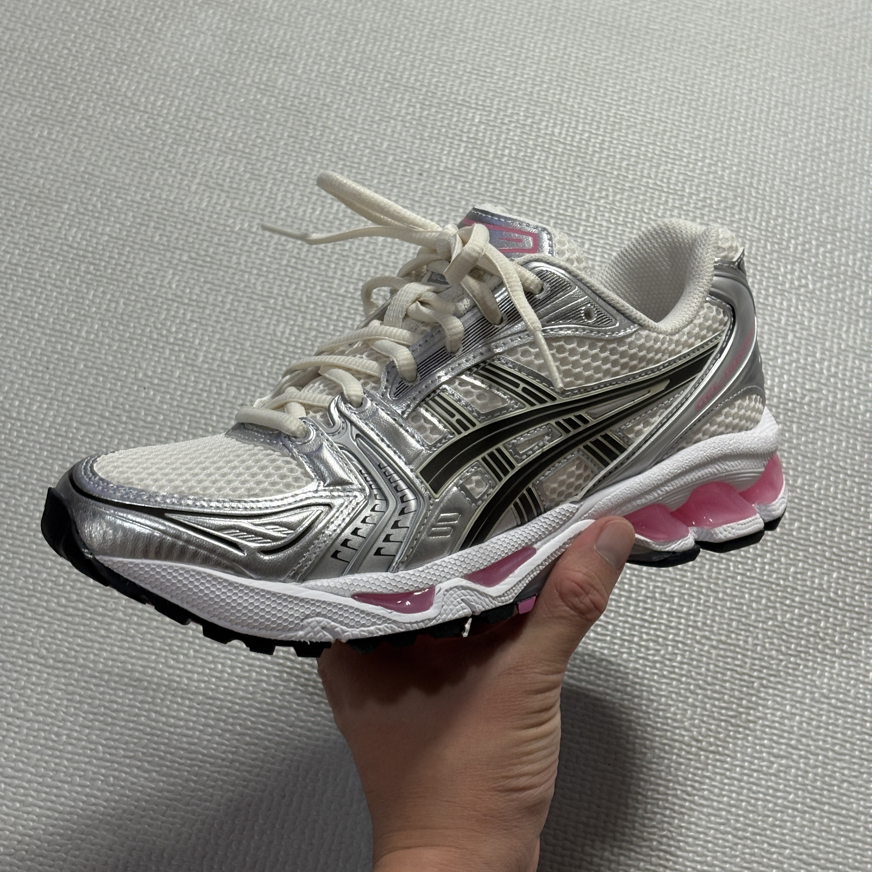 Asics Gel-Kayano 14 Cream Sweet Pink 착용 스타일 - 3