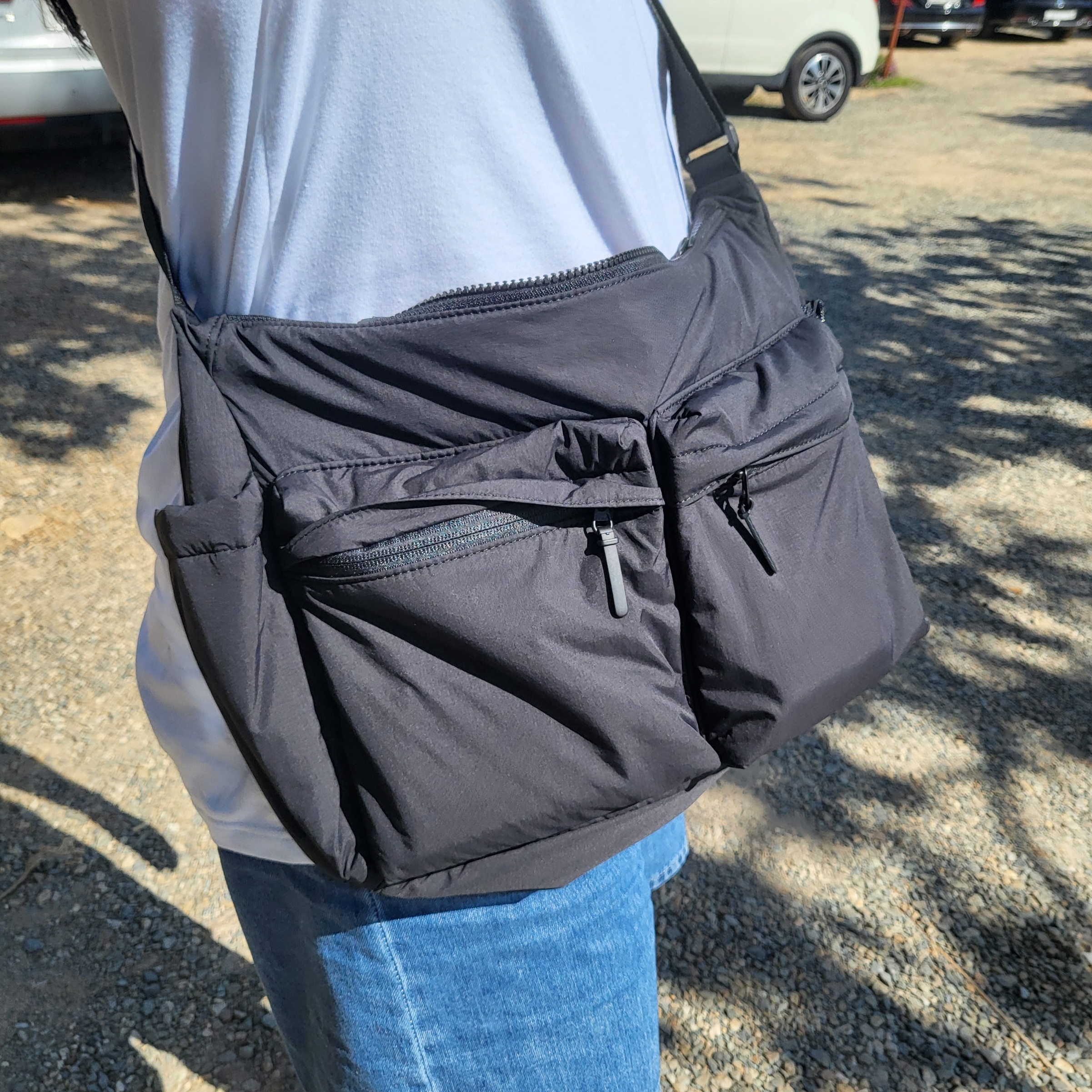 Uniqlo Multi Pocket Shoulder Bag Black 착용 스타일