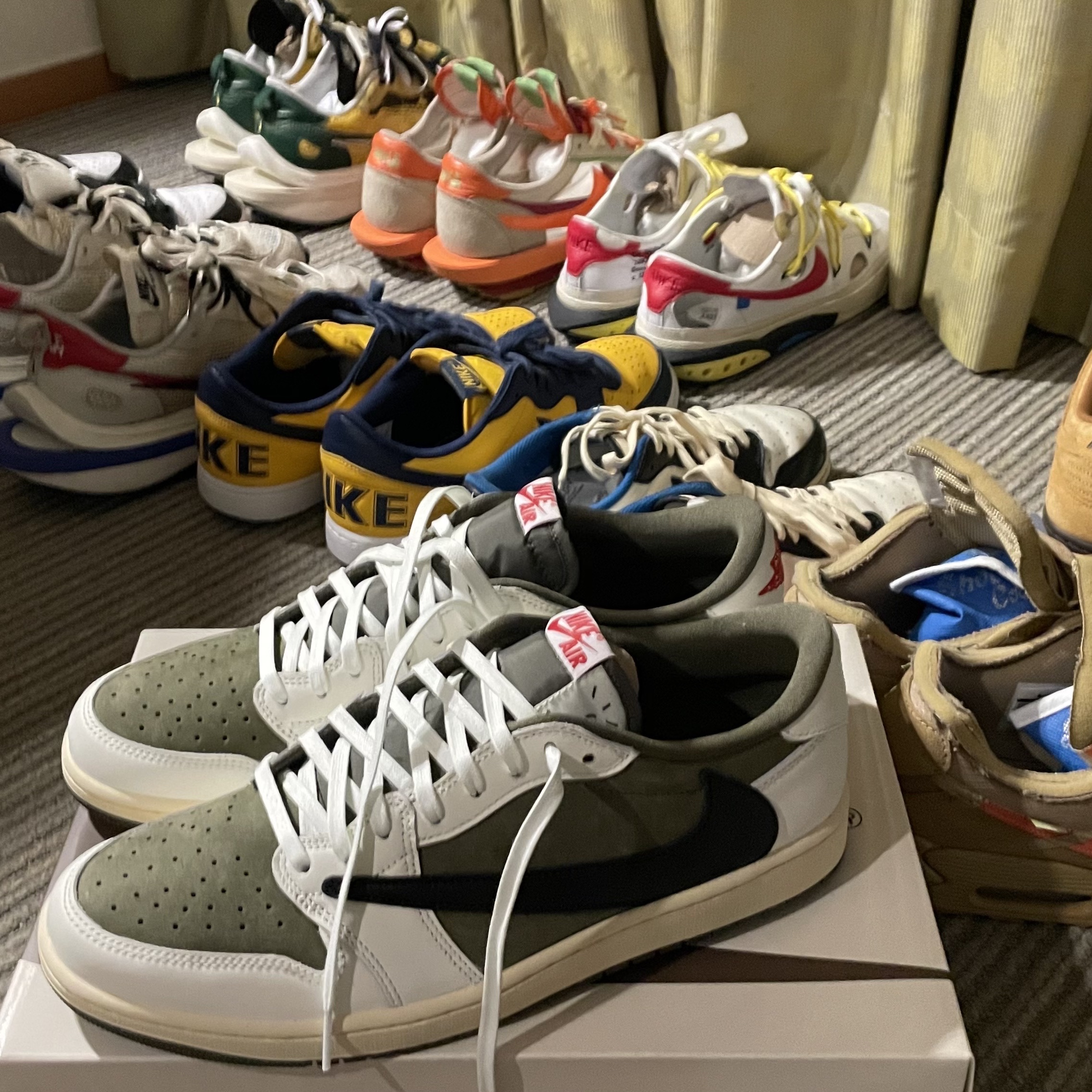 Jordan 1 x Travis Scott Retro Low OG SP Reverse Olive 착용 스타일 - 1