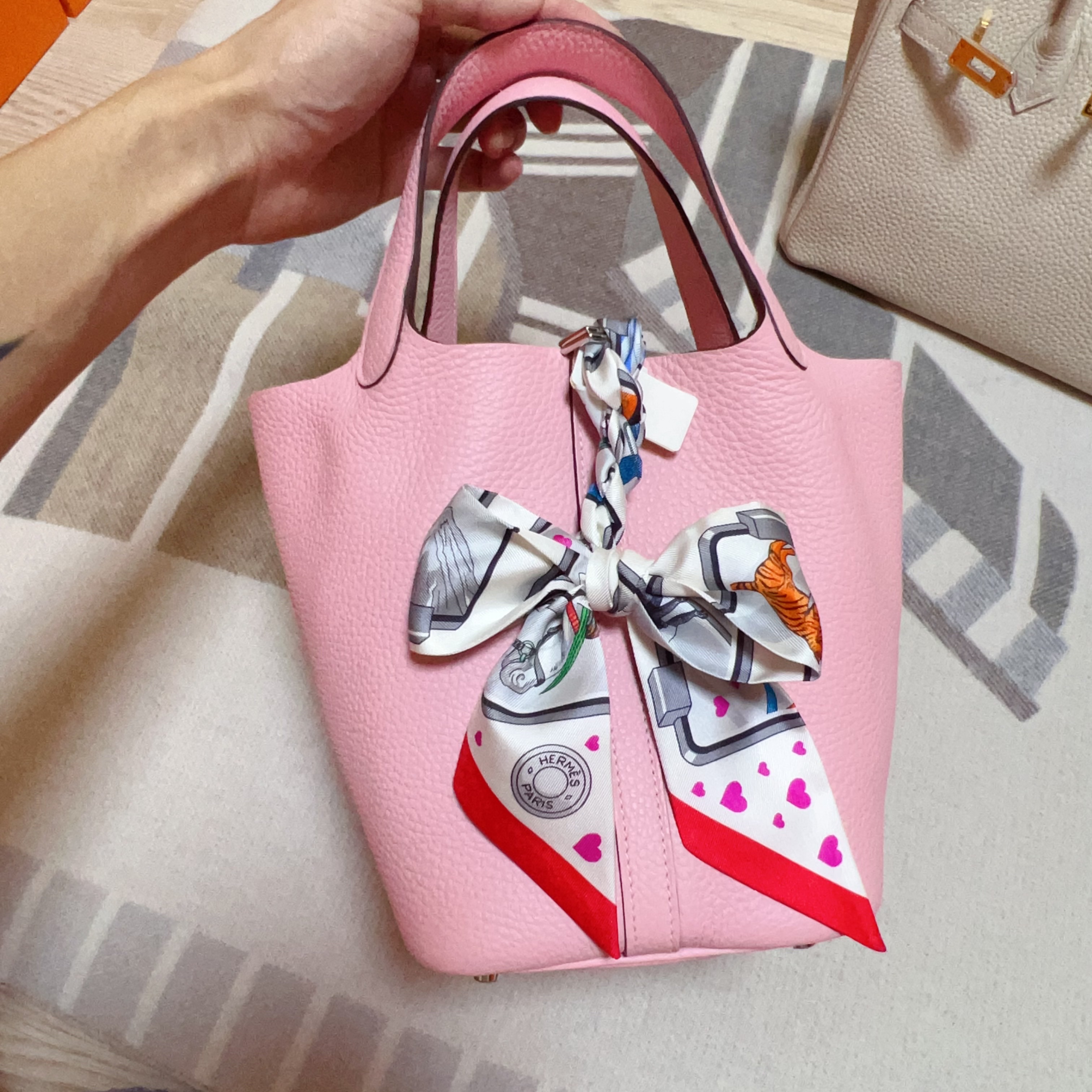(W) Hermes Story Twilly Blanc Gris Rouge, Hermes Picotin Lock 18 Bag Clemence & Palladium Rose Sakura 착용 스타일 - 1