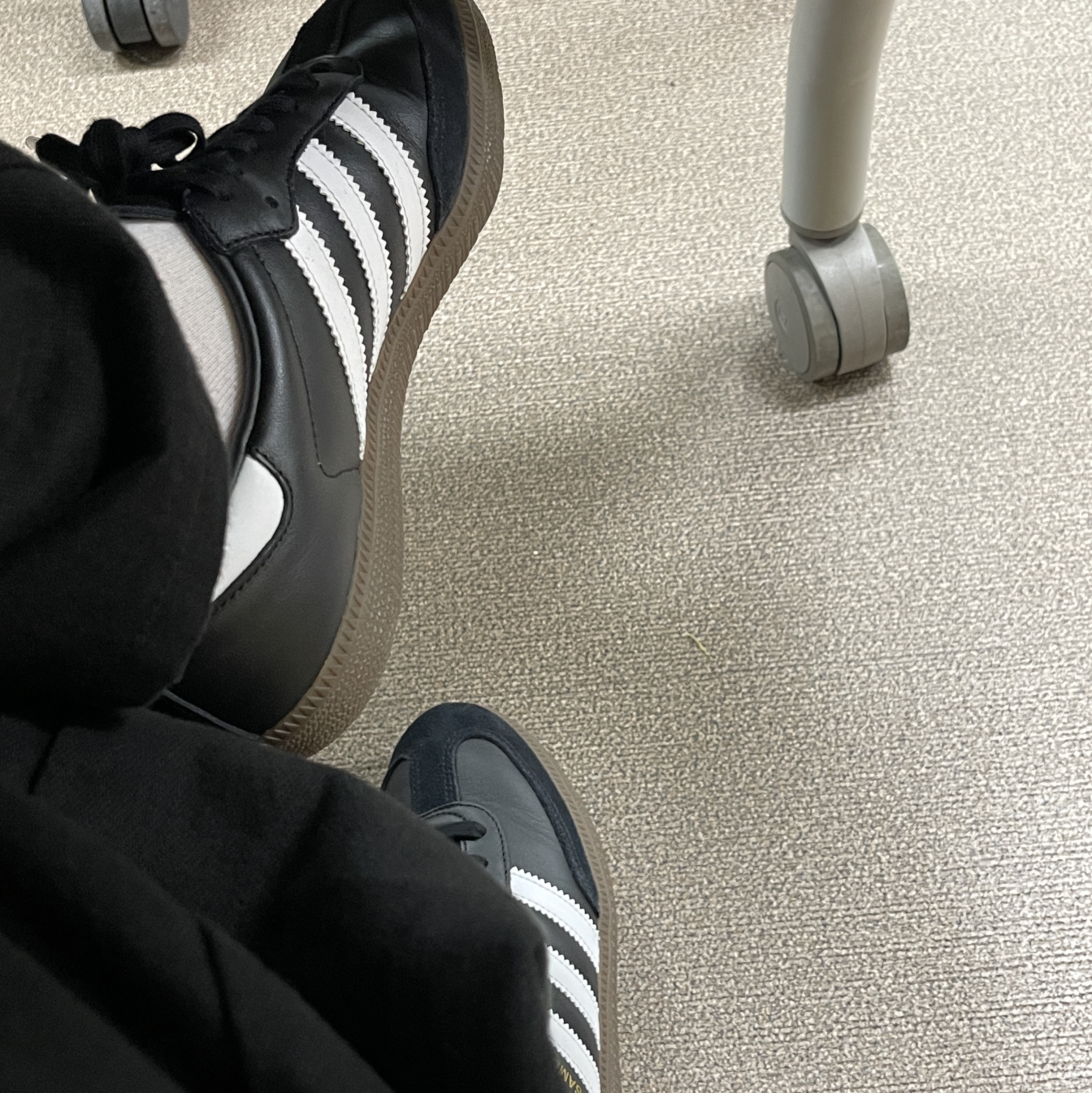 Adidas Samba OG Black White Gum 착용 스타일