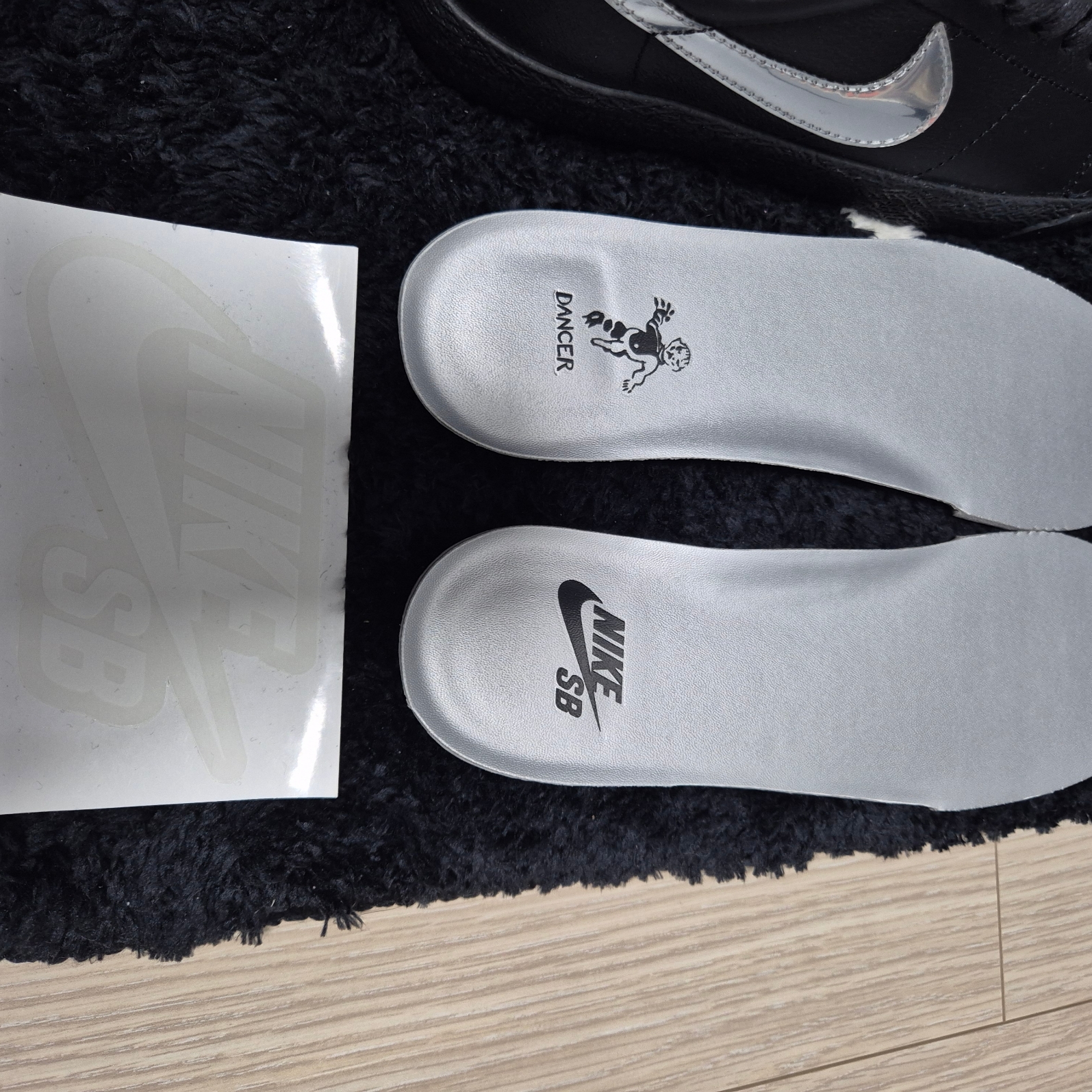 Nike x Dancer Skateboards SB Zoom Blazer Low Black and Metallic Silver 착용 스타일 - 4