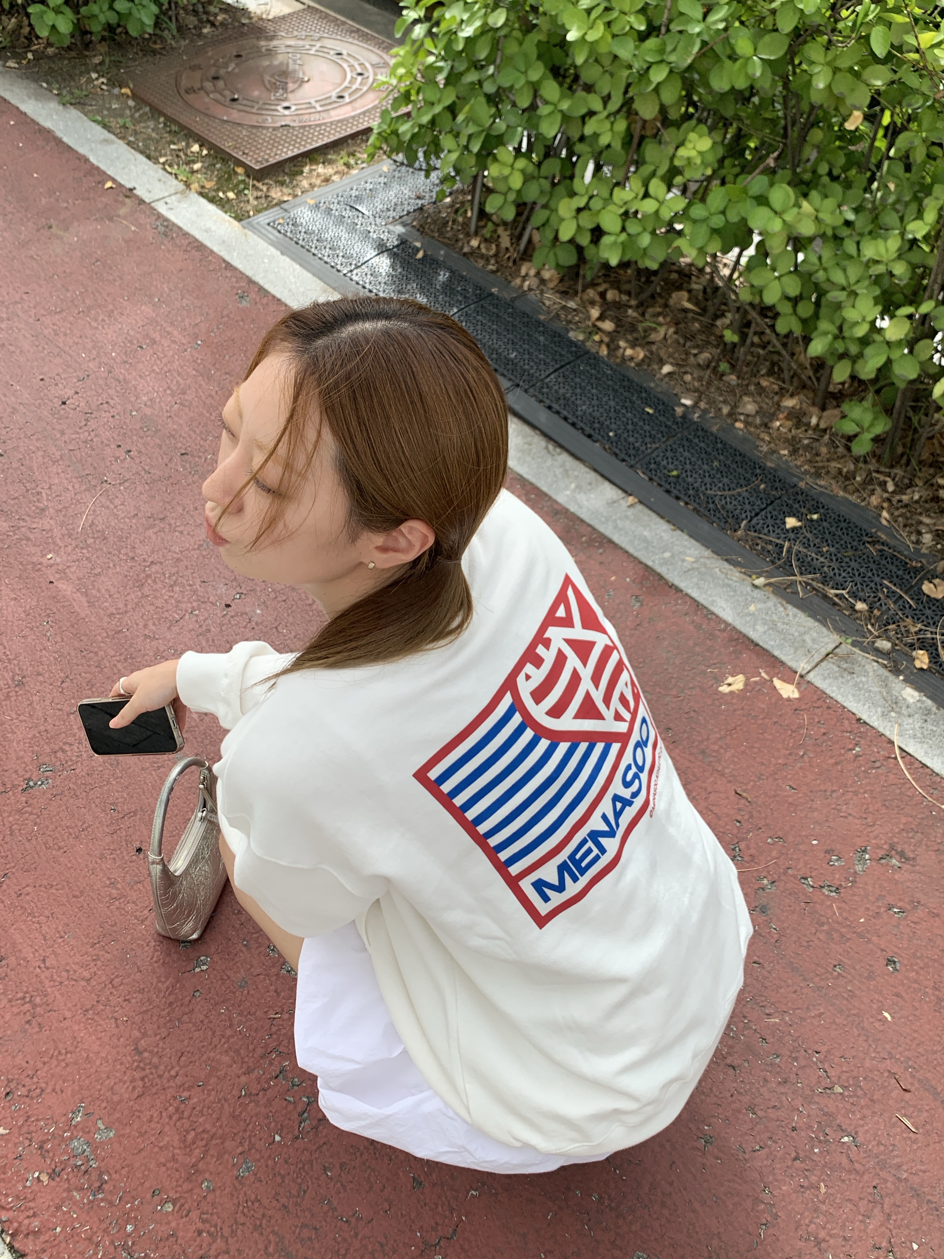Menasoo Hearttrack Sweatshirt White 착용 스타일 - 1