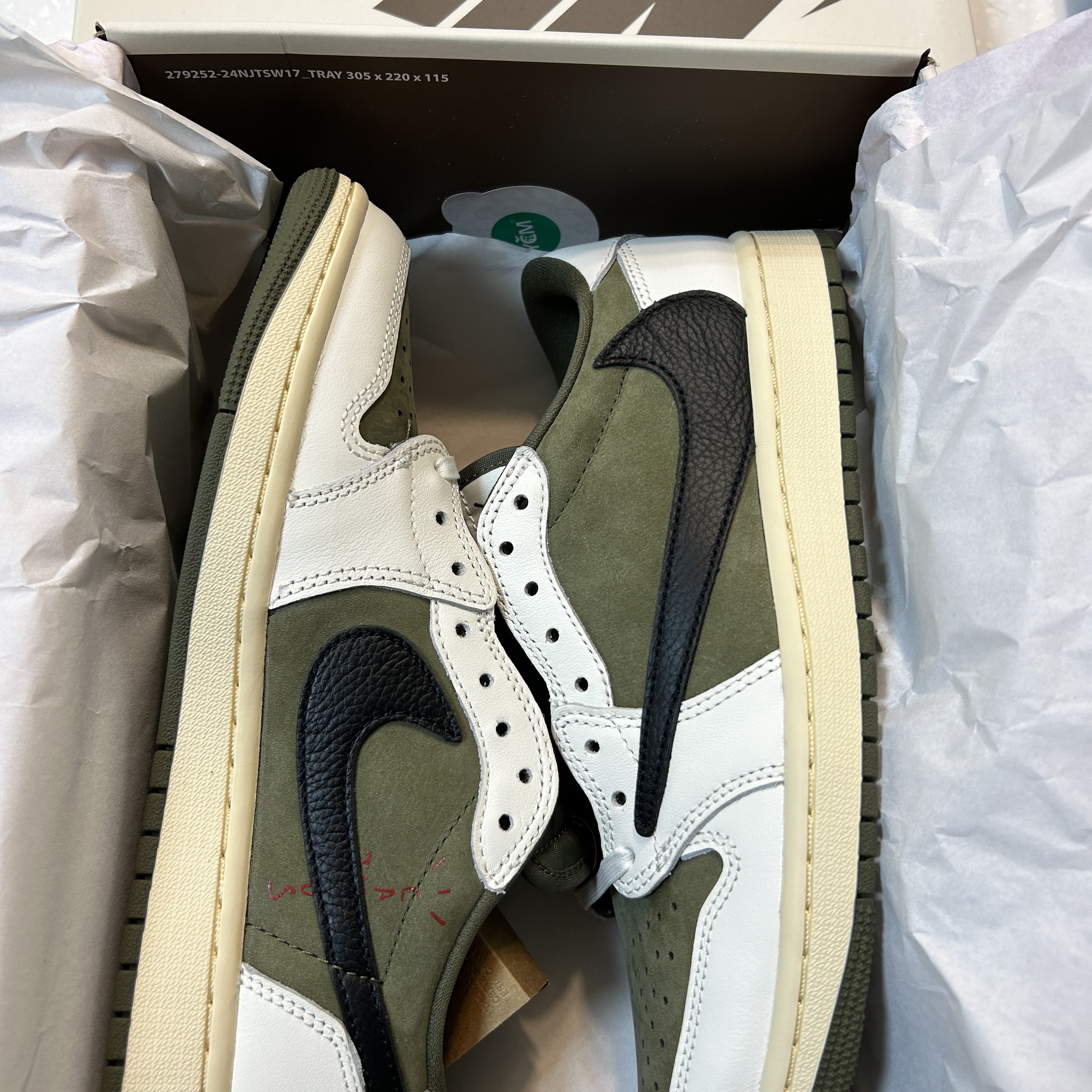 Jordan 1 x Travis Scott Retro Low OG SP Reverse Olive 착용 스타일
