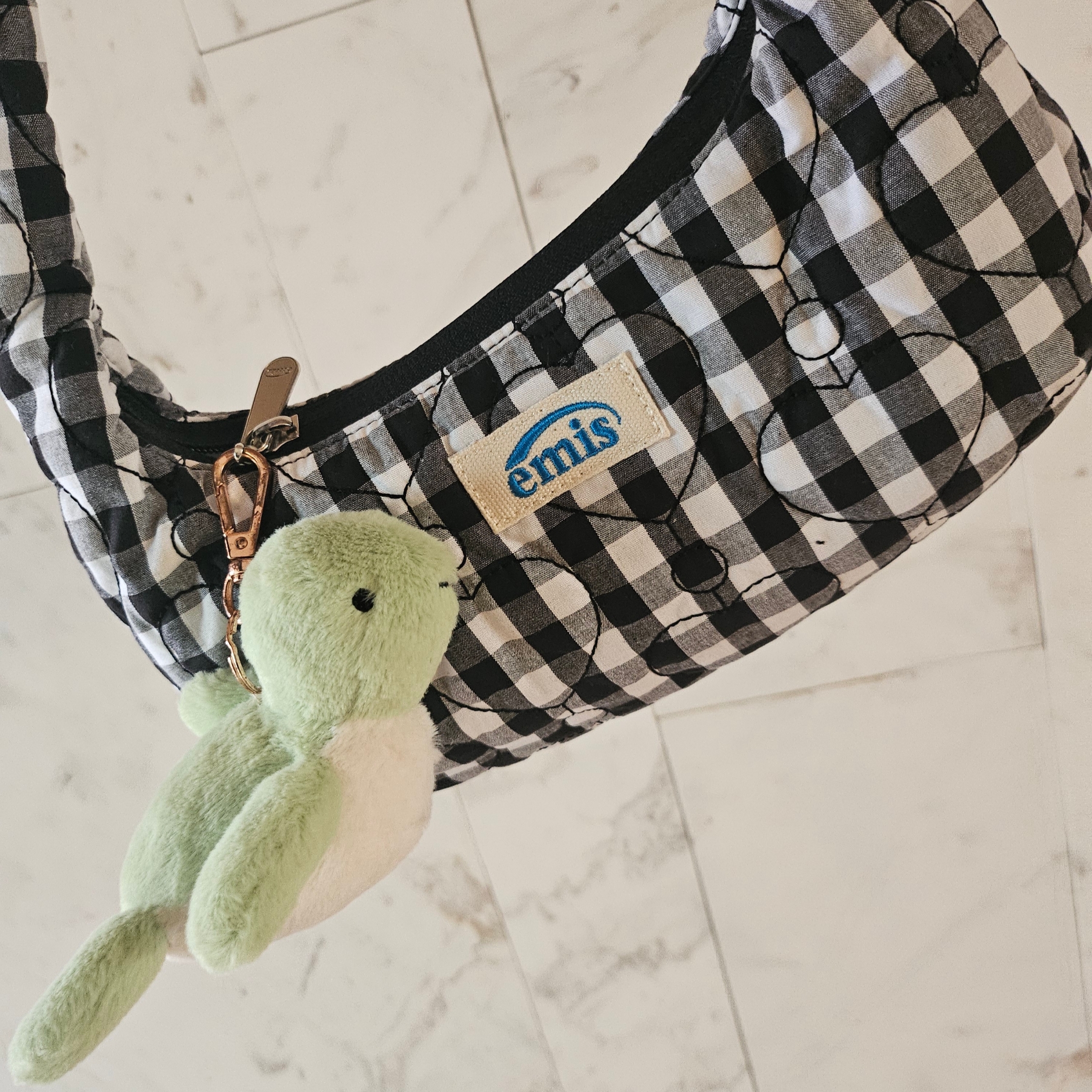 Jellycat Fluffy Turtle Lime, Emis Heart Quilted Shoulder Bag Black 착용 스타일