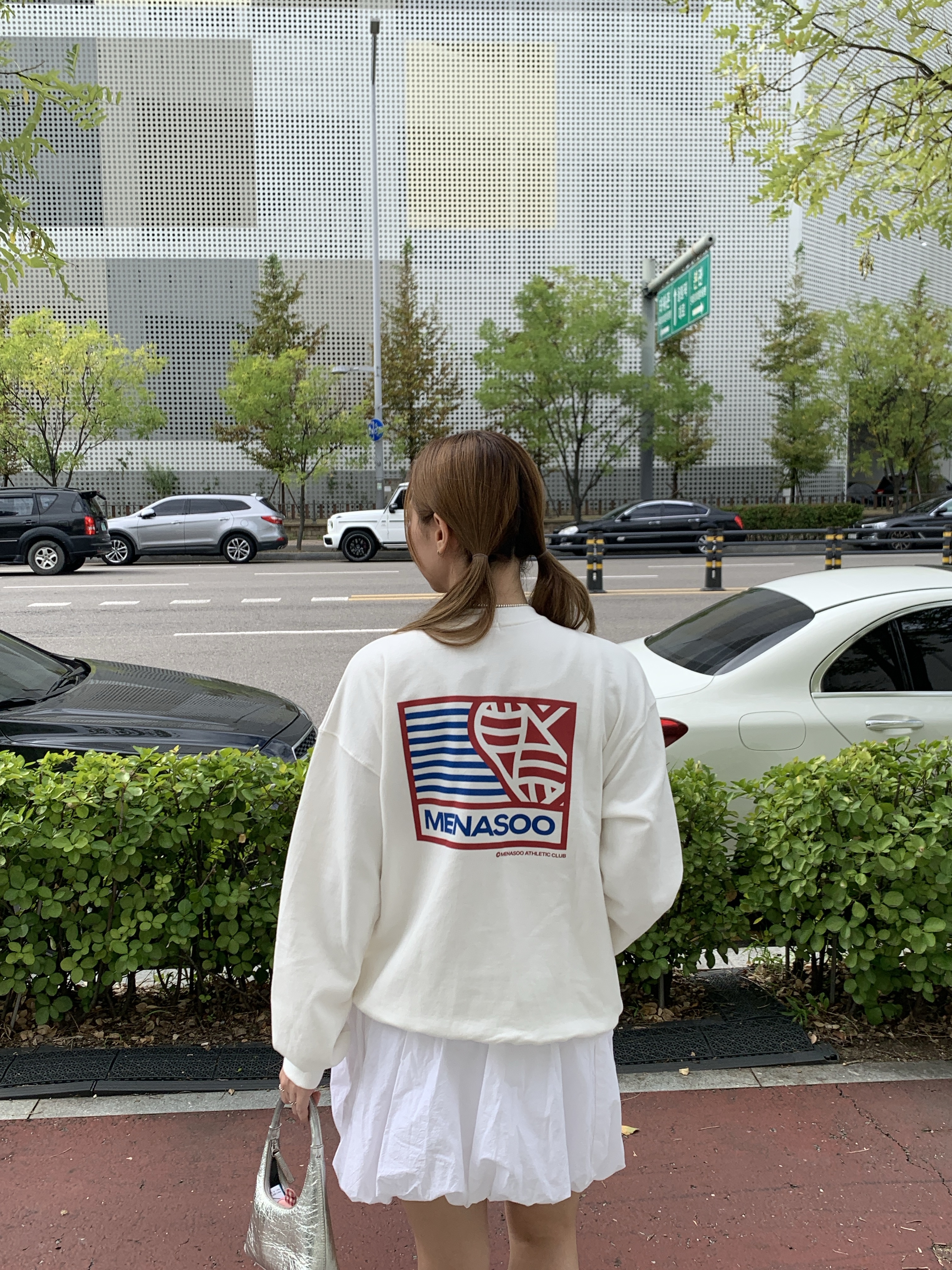 Menasoo Hearttrack Sweatshirt White 착용 스타일 - 4