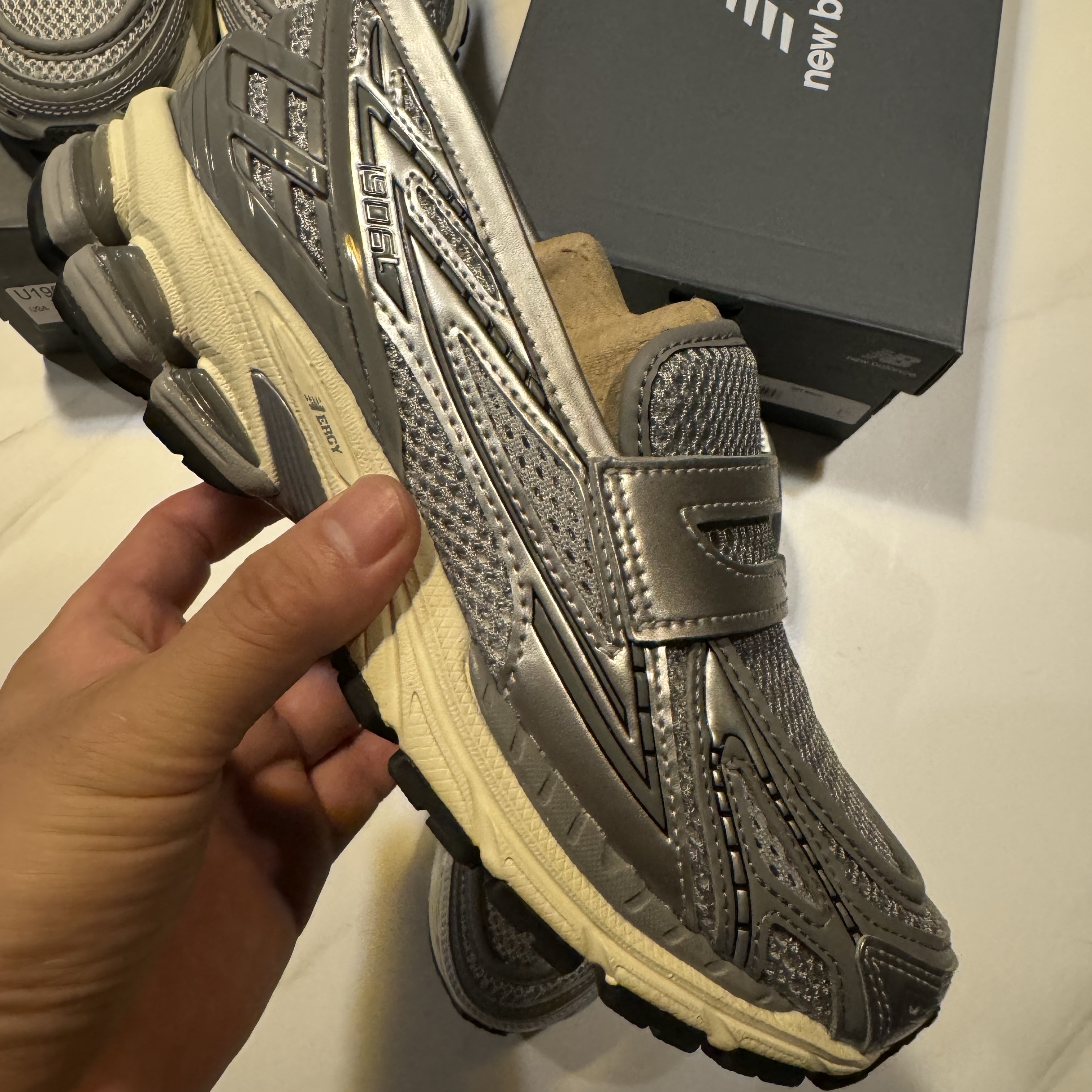 New Balance 1906L Grey Silver 착용 스타일 - 2