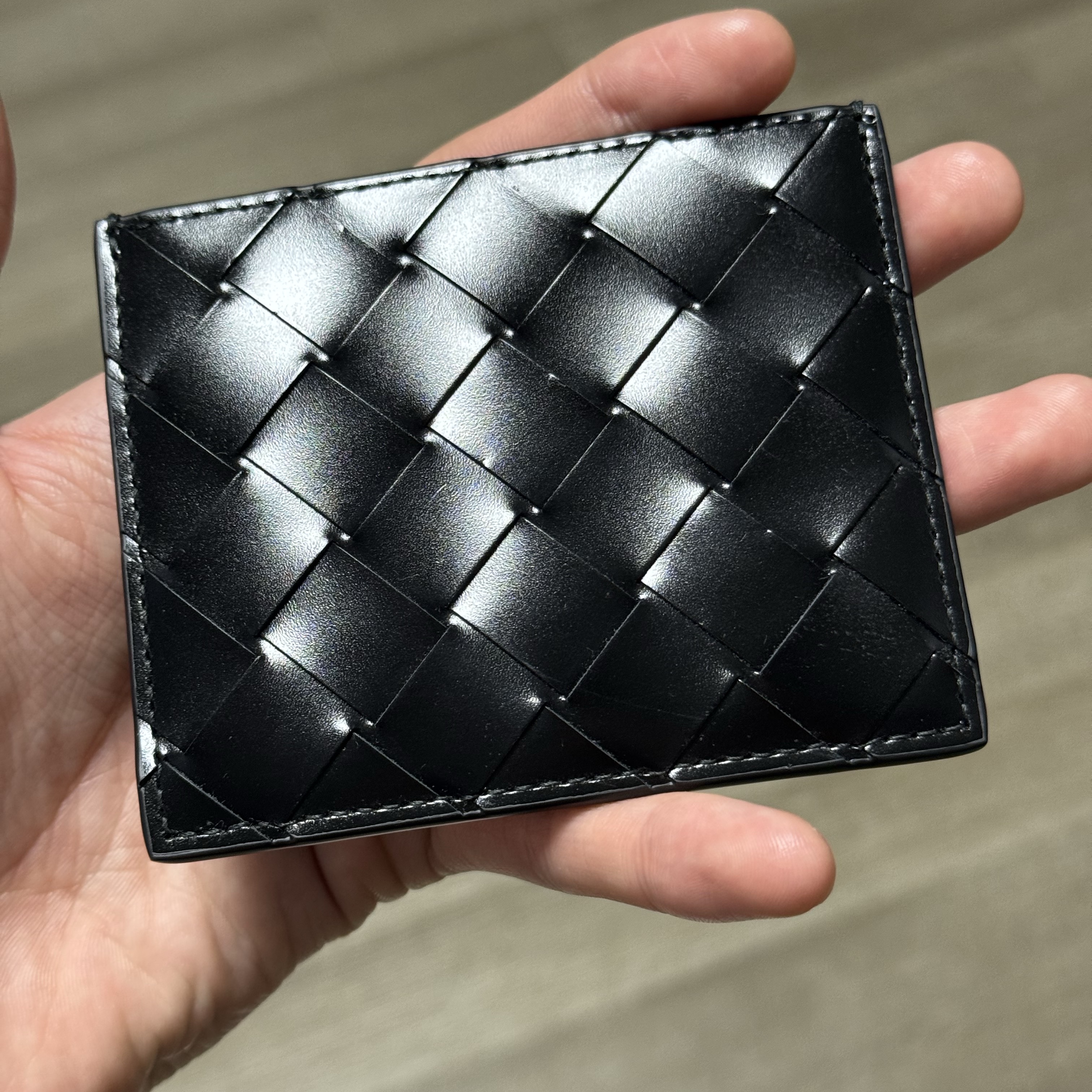 Bottega Veneta Card Case Black 착용 스타일 - 1