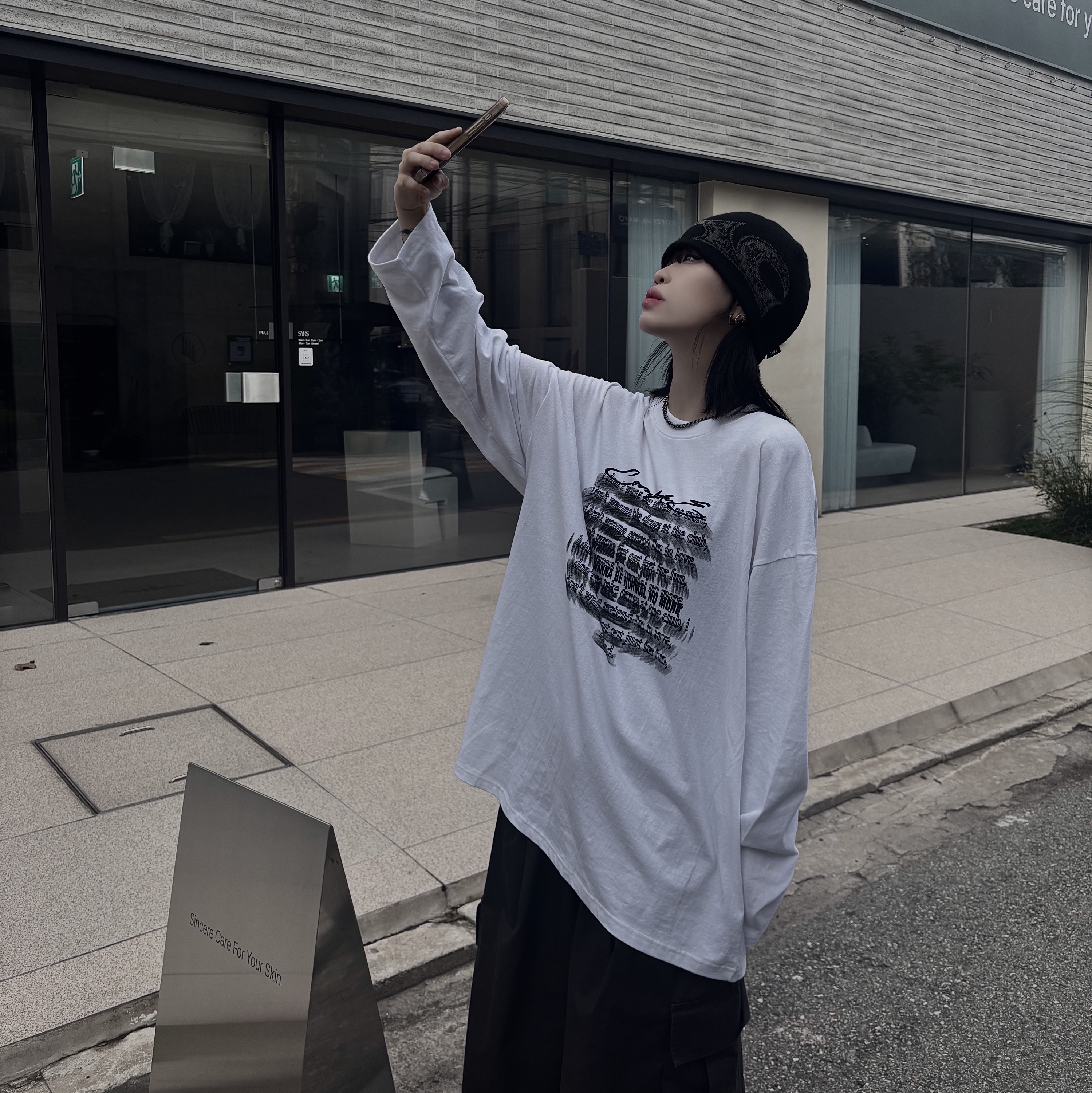 Adidas Yeezy Foam RNNR Carbon 착용 스타일 - 1