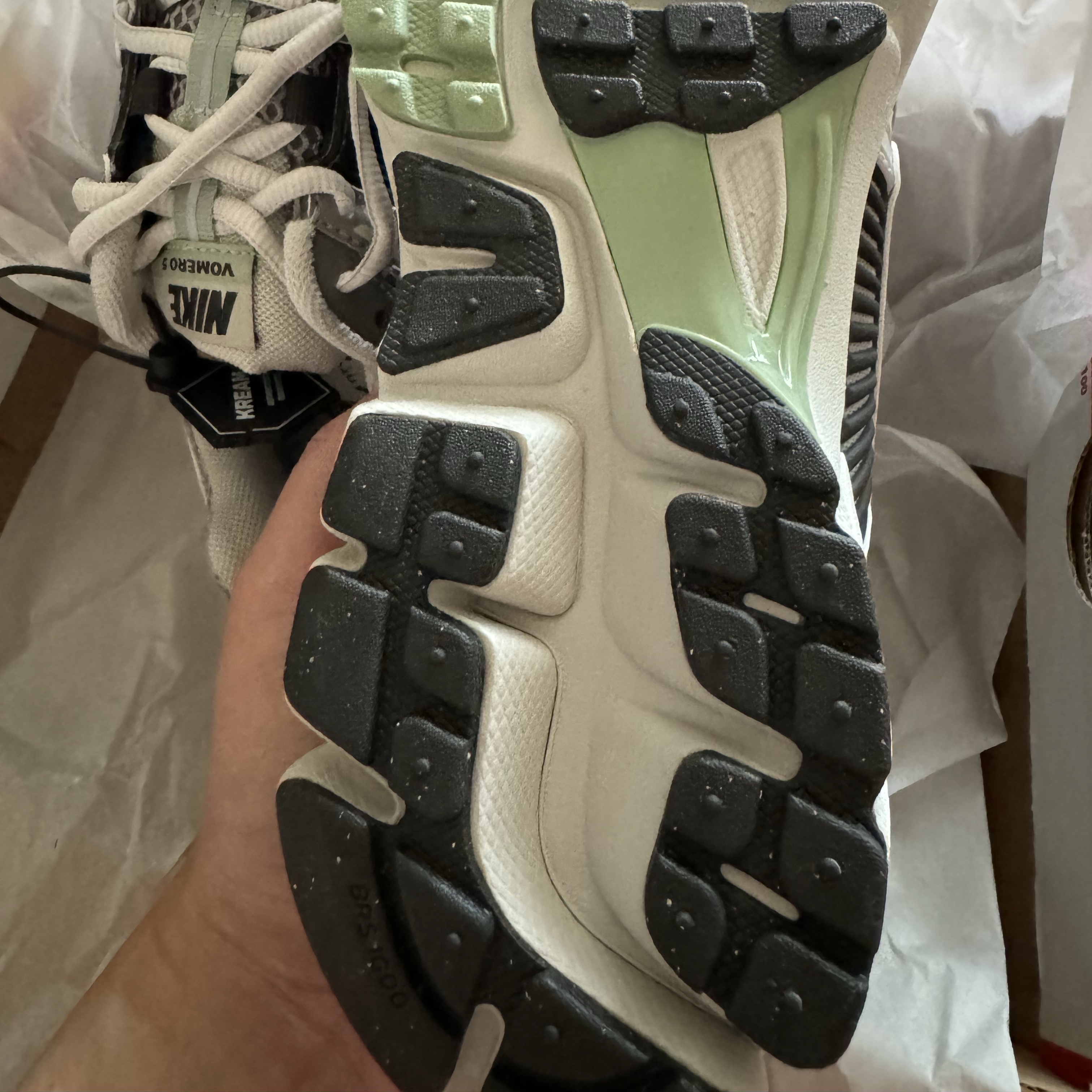 (W) Nike Zoom Vomero 5 Cobblestone and Flat Pewter 착용 스타일 - 4