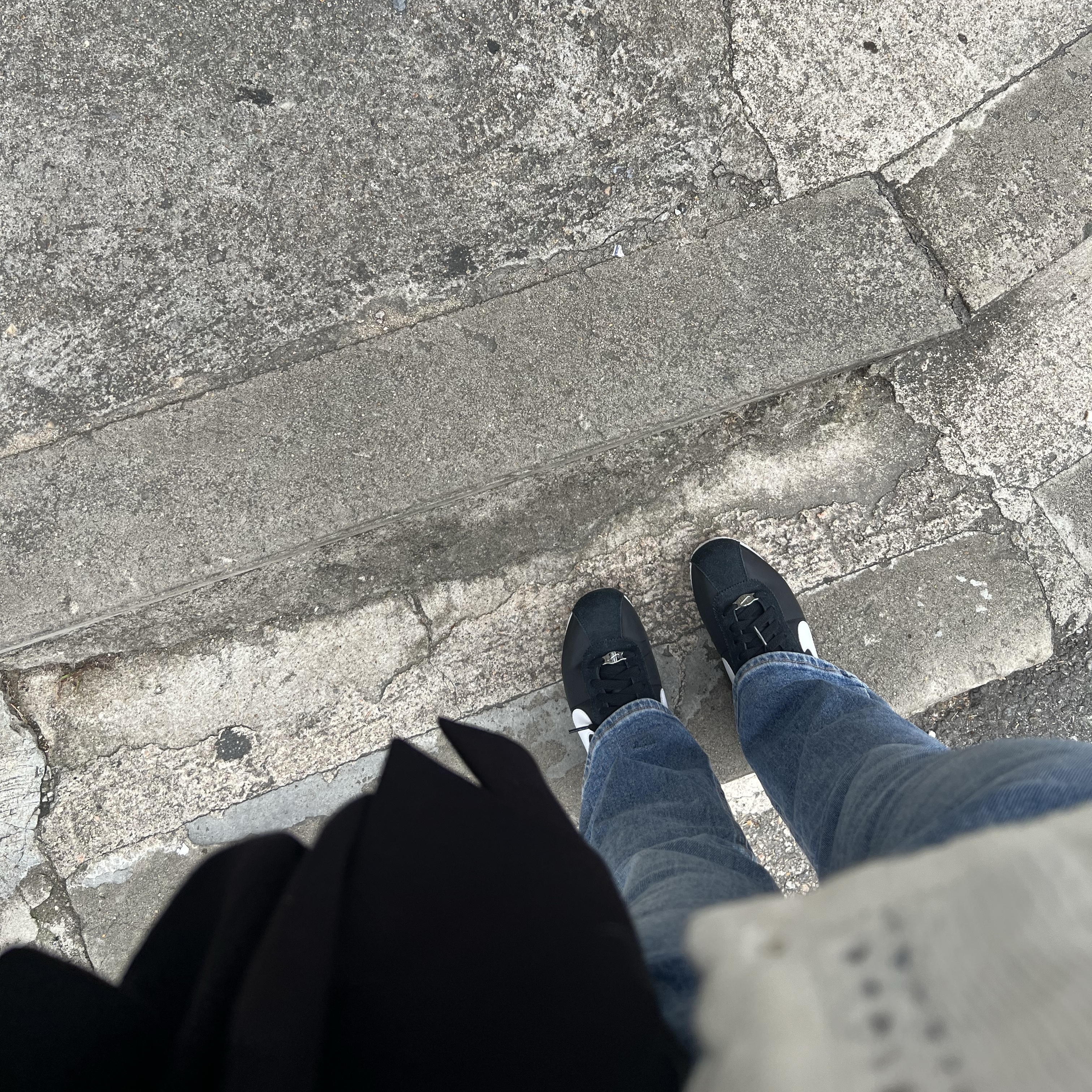 (W) Nike Cortez Black and White 착용 스타일