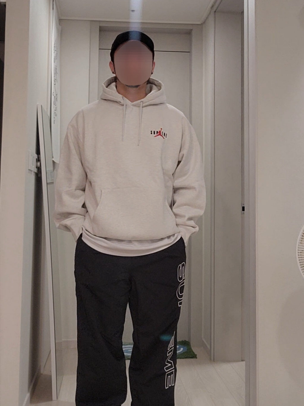 Supreme x Jordan Hooded Sweatshirt Ash Grey - 24FW, Supreme Spellout Embroidered Track Pant Black - 24FW 착용 스타일 - 1