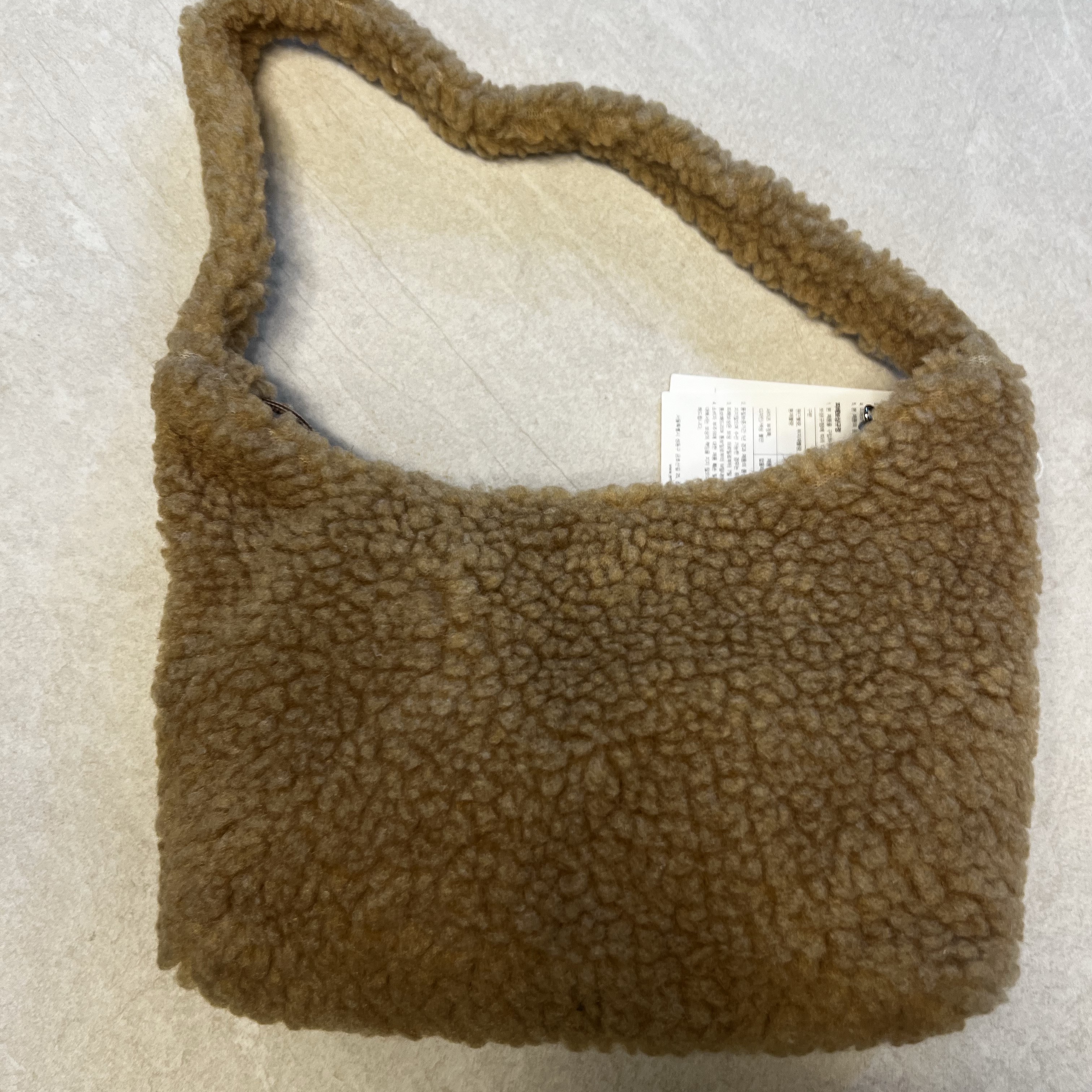 Emis Boucle Hobo Bag Beige 착용 스타일 - 2