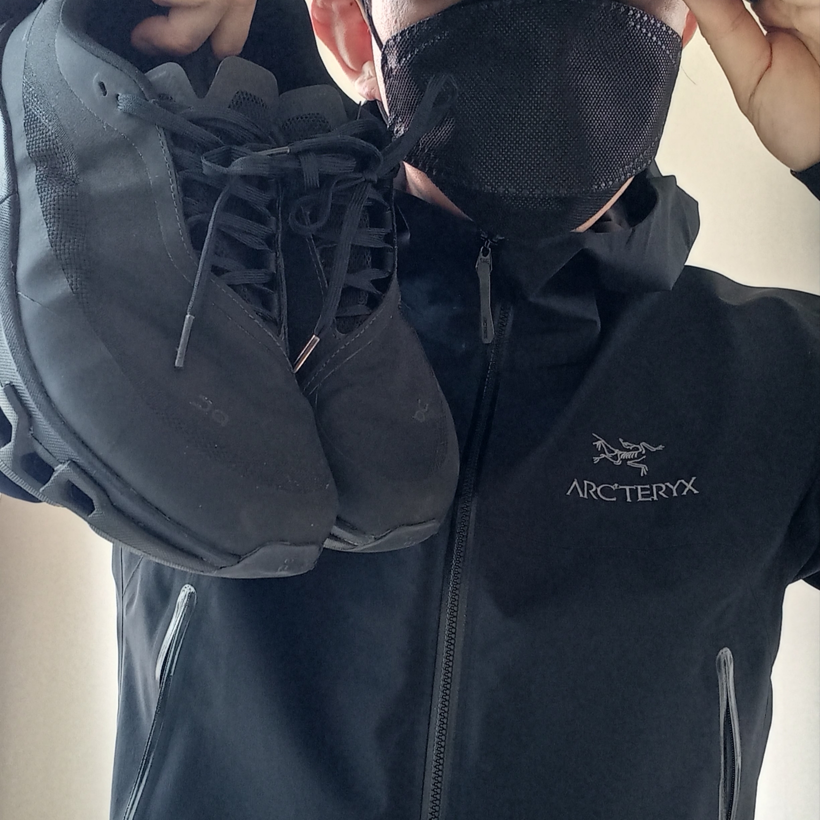 On Running x Post Archive Faction (Paf) Cloudmonster 2 Black Magnet, Arc'teryx Beta Jacket Black 착용 스타일 - 3