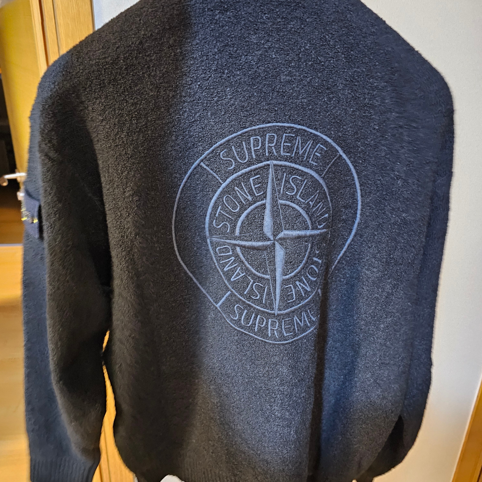 Supreme x Stone Island Boucle Cardigan Black - 23FW 착용 스타일 - 1