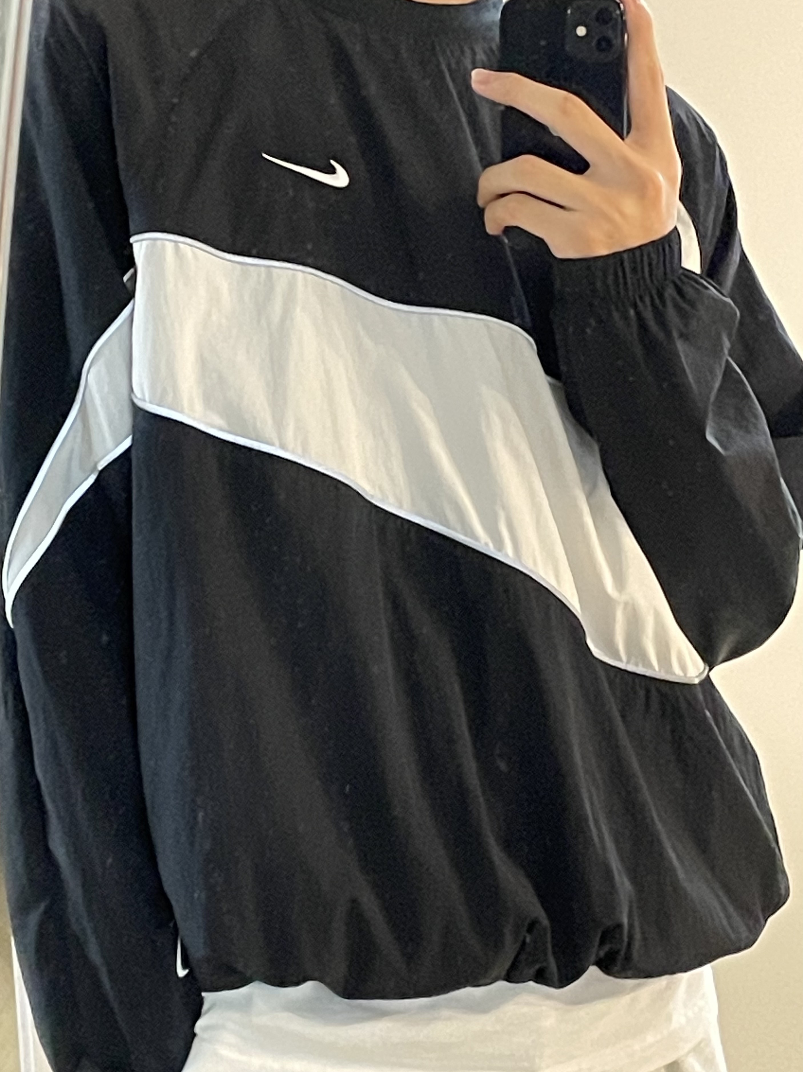 Nike Swoosh Woven Jacket Black White 착용 스타일 - 2