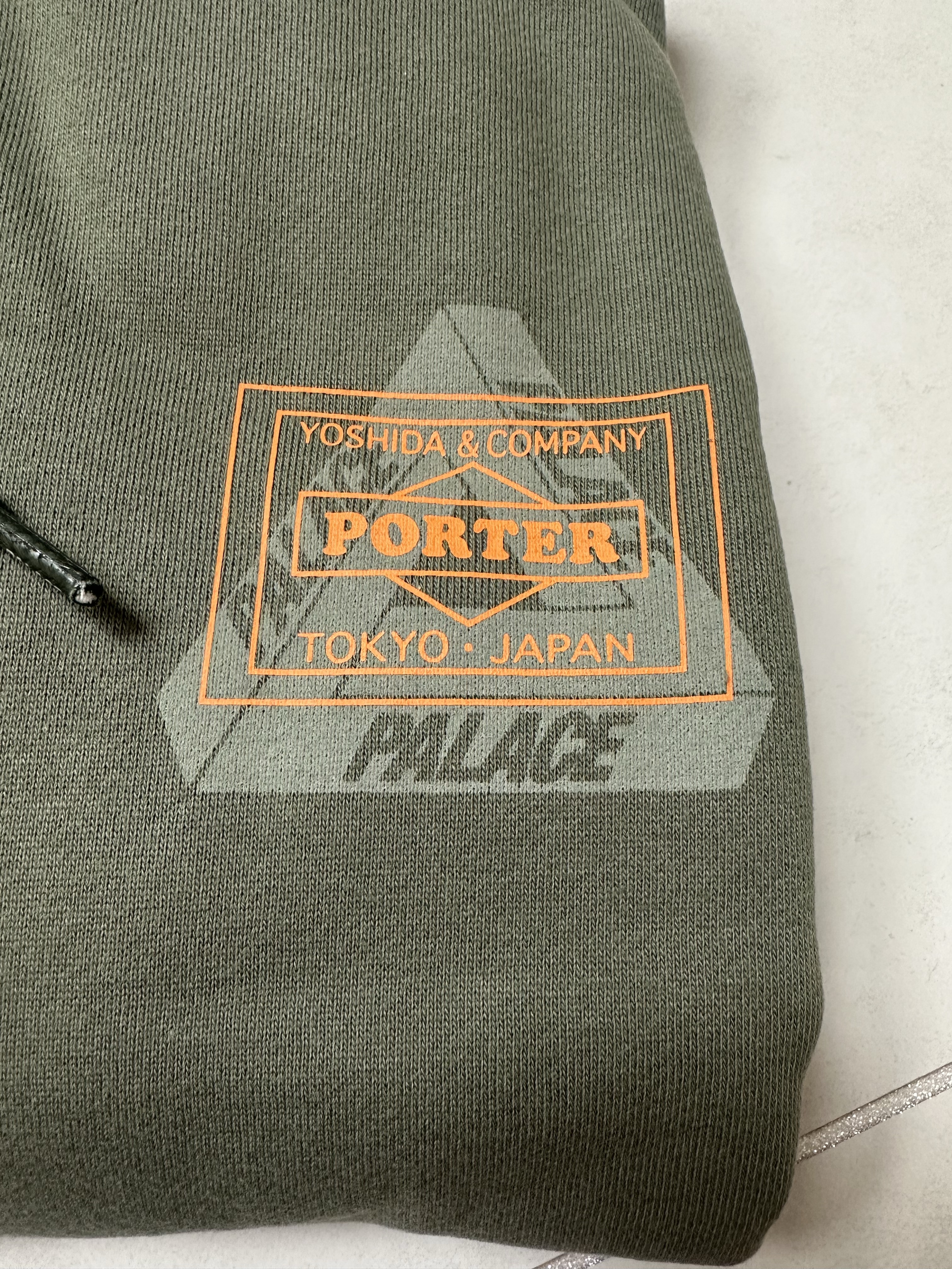 Palace x Porter Hoodie Olive - 24FW 착용 스타일 - 1