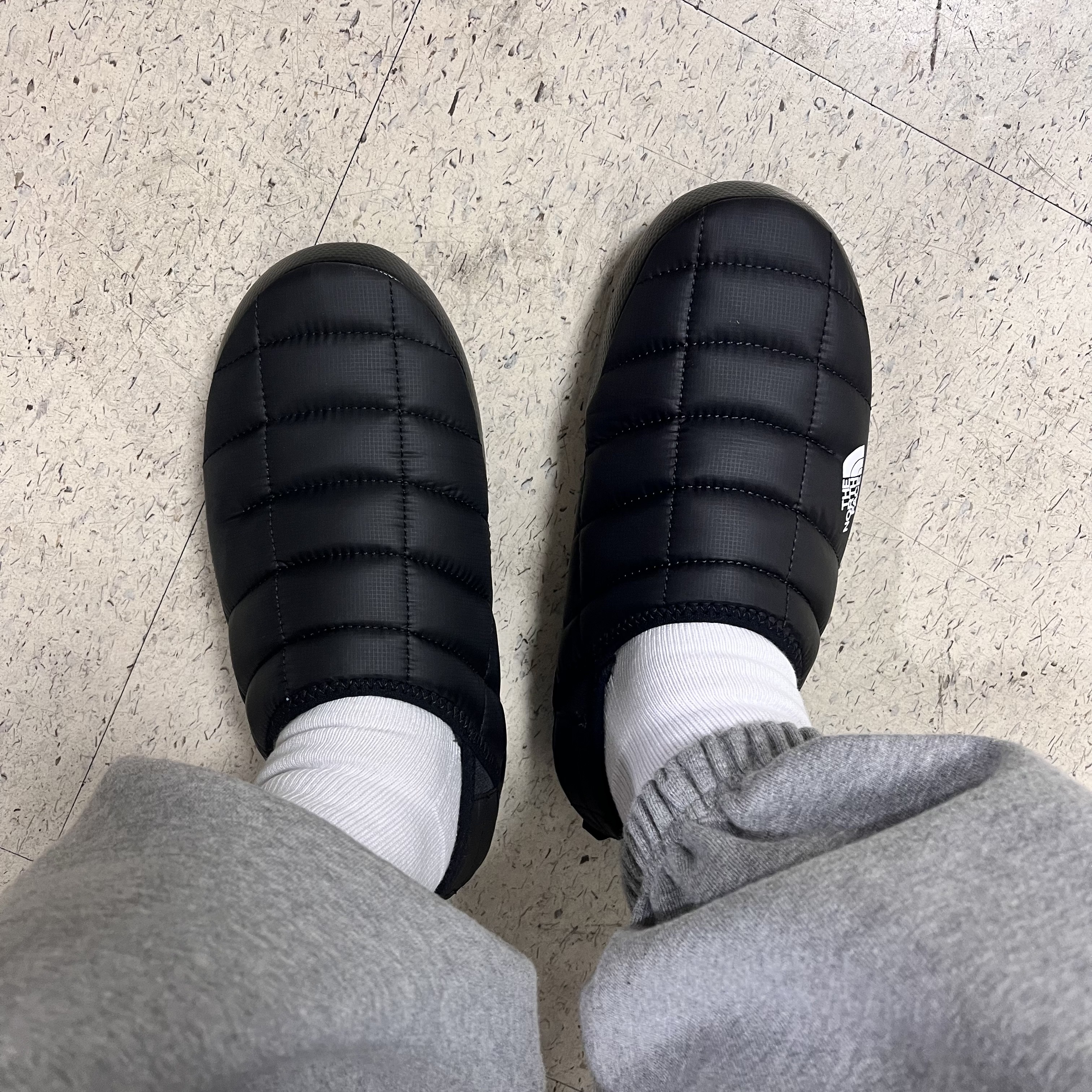 (W) The North Face Thermoball Traction Mule V Black, The North Face Thermoball Traction Mule V Black 착용 스타일 - 1