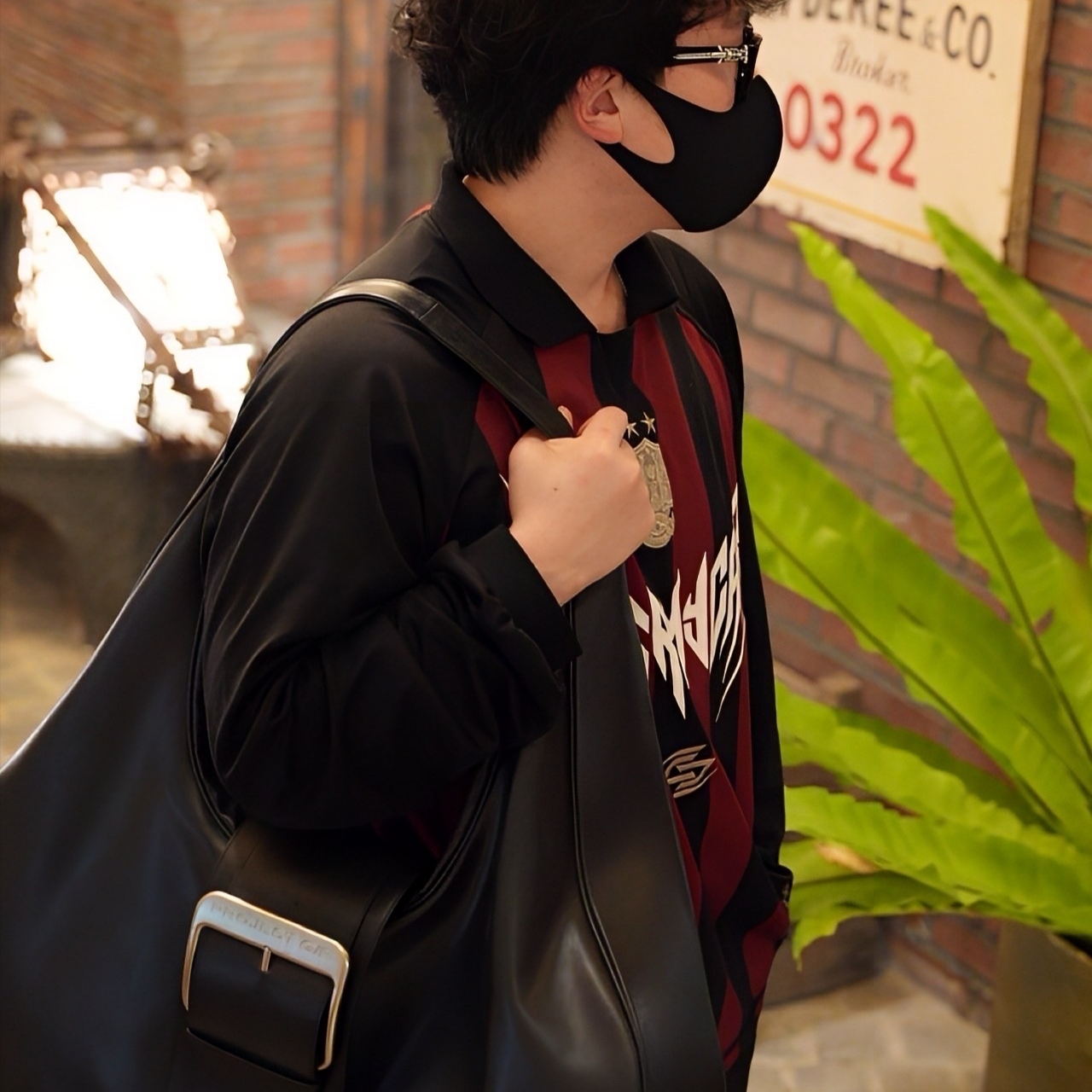 Project G/R Mega Buckle Hobo Bag Black, Undermycar AMAWAWA Syrah 착용 스타일 - 2