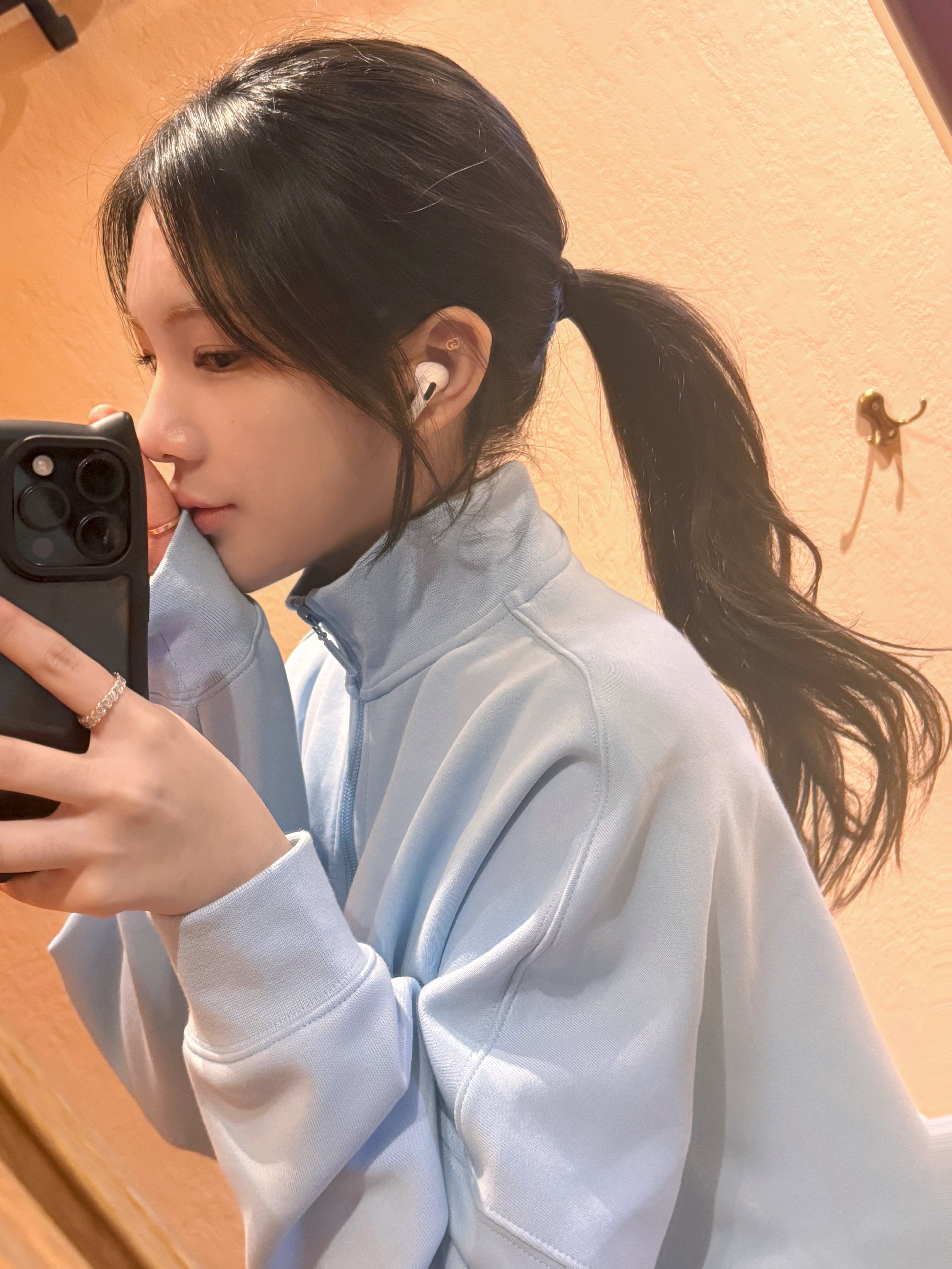 Apple AirPods Pro 2nd Gen (Korean Ver.), Marshall Major IV Black (Korean Ver.) 착용 스타일 - 1