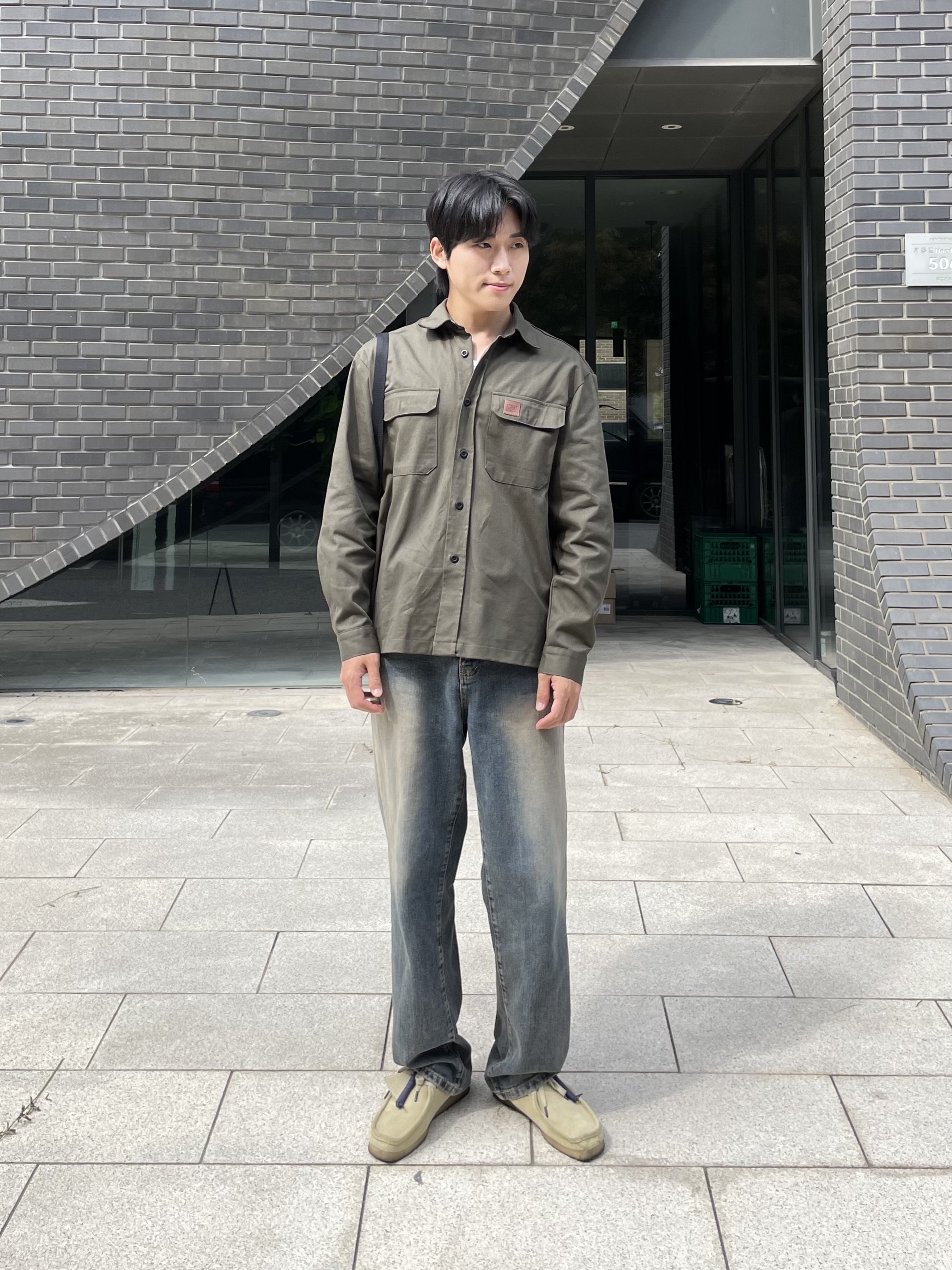 Clarks Wallabee Maple Suede, Porter Frame Shoulder Bag Black 착용 스타일 - 3