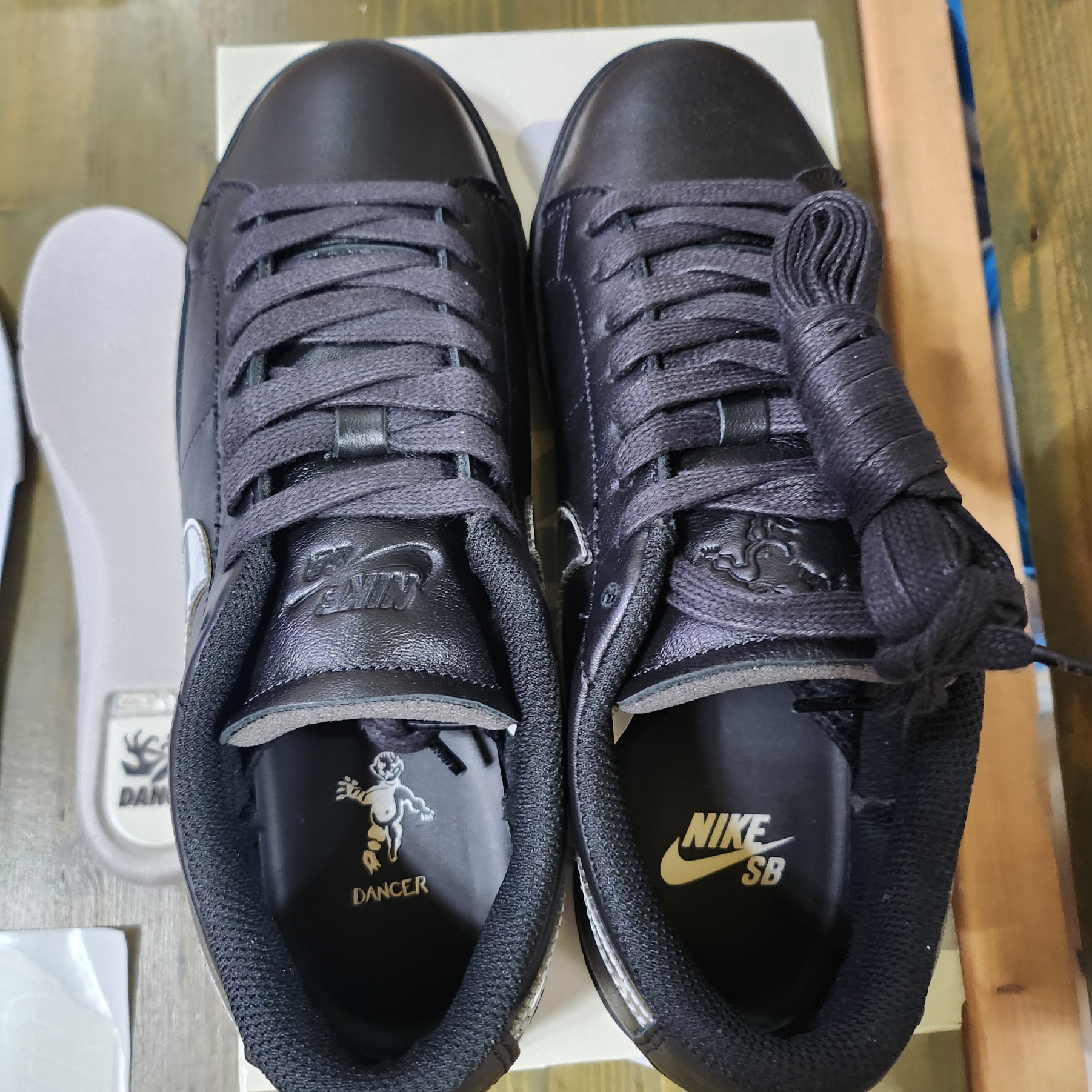 Nike x Dancer Skateboards SB Zoom Blazer Low Black and Metallic Silver 착용 스타일 - 4