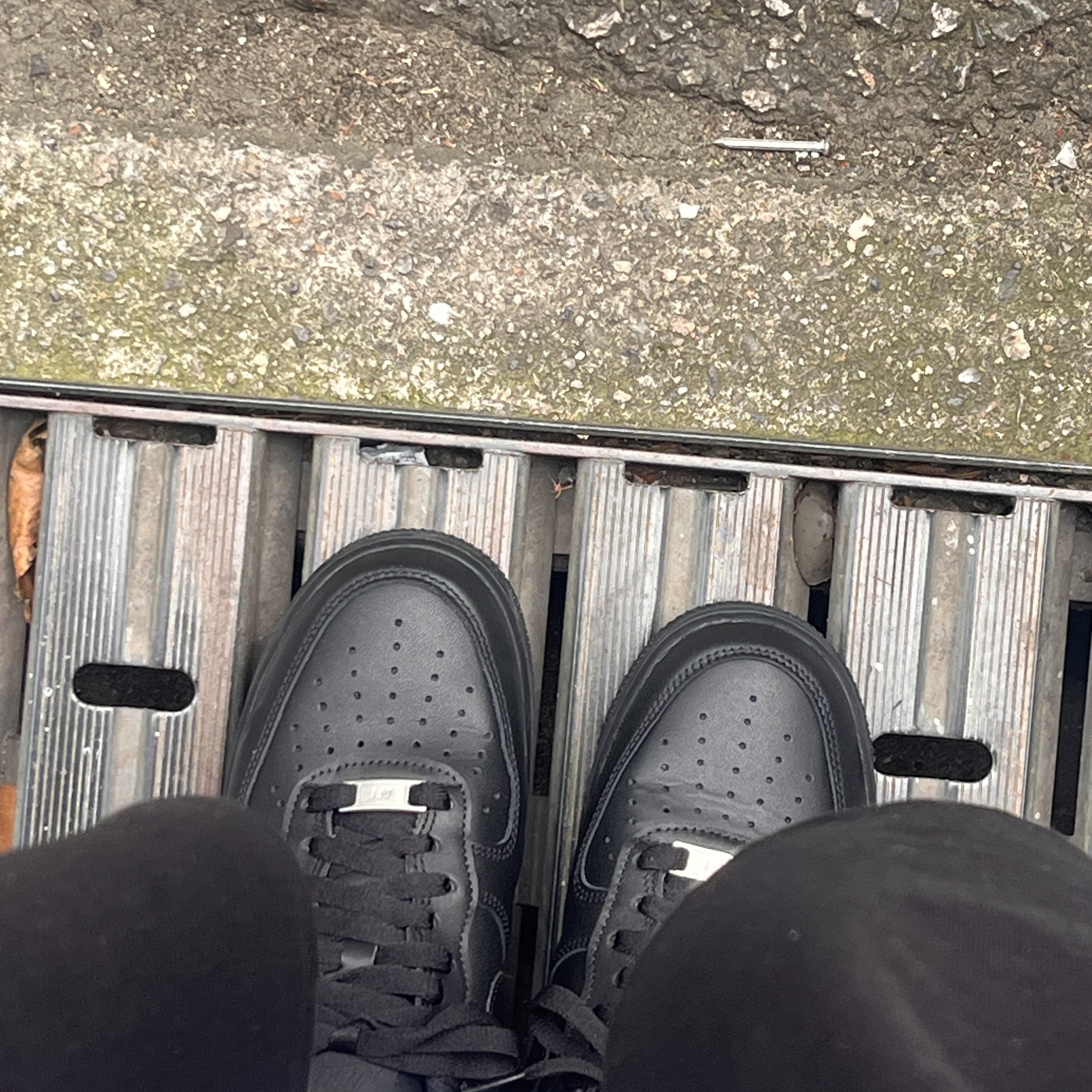 Nike Air Force 1 '07 Low Triple Black 착용 스타일 - 1