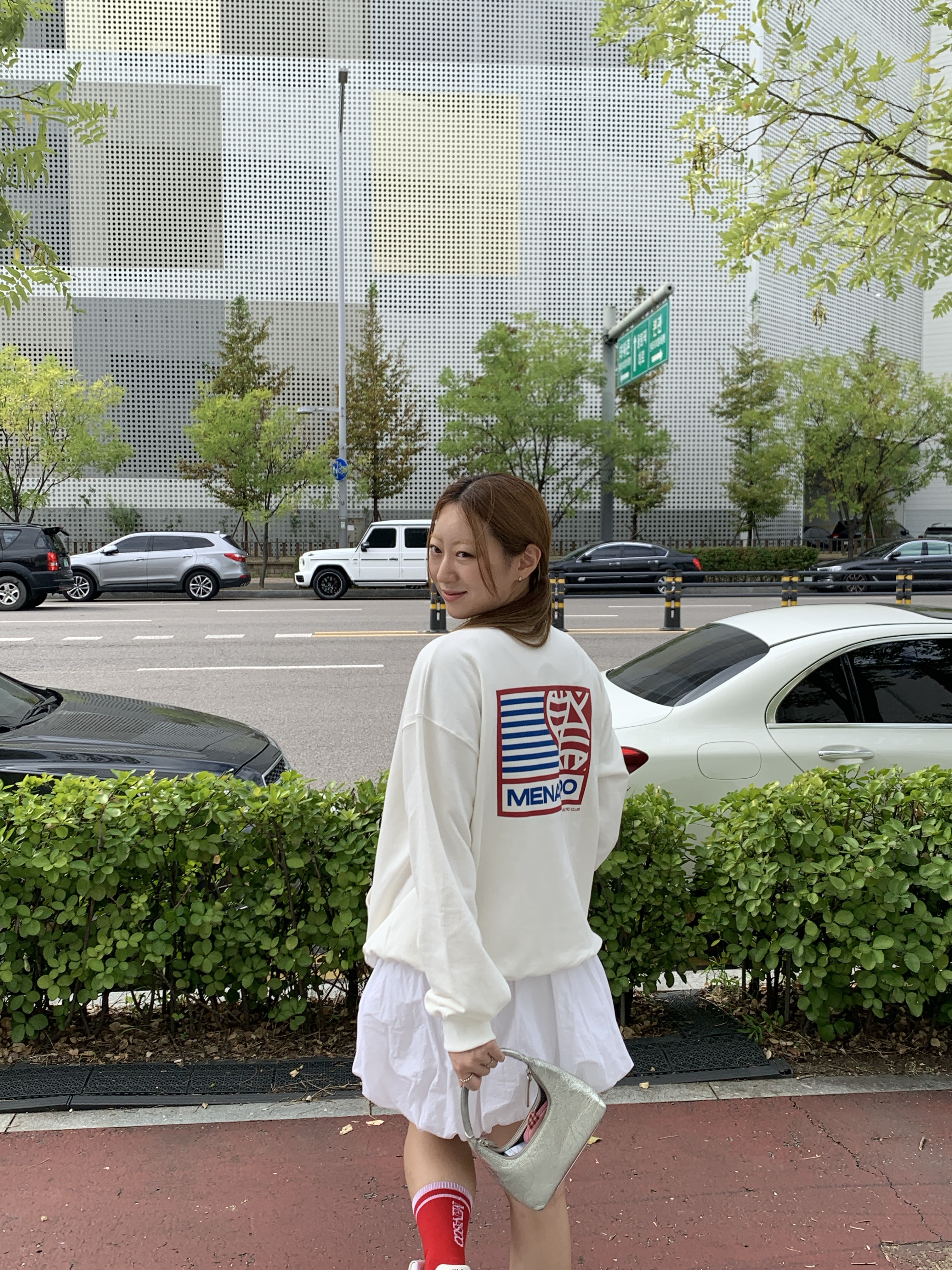 Menasoo Hearttrack Sweatshirt White 착용 스타일 - 3