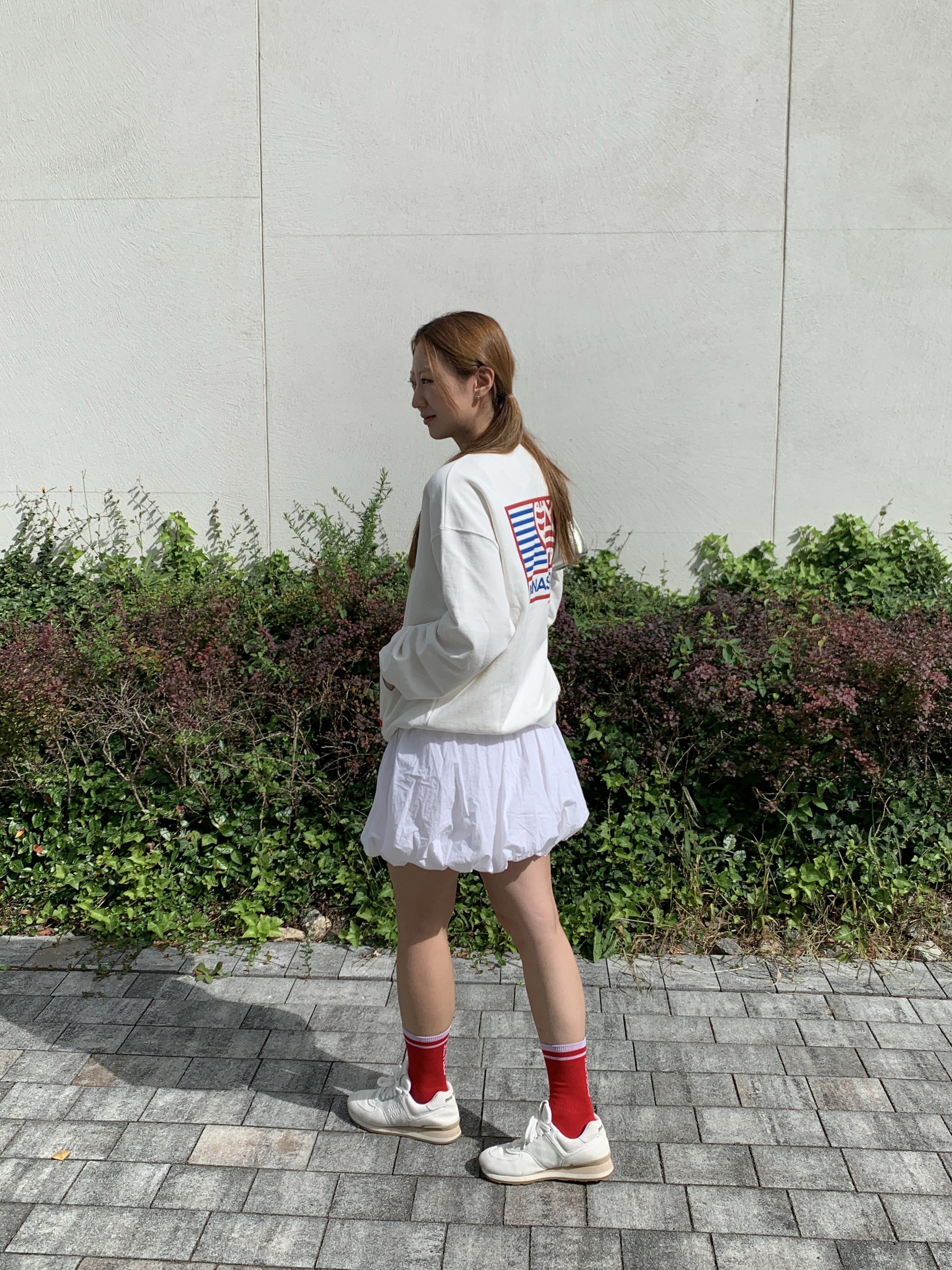 Menasoo Hearttrack Sweatshirt White 착용 스타일 - 1