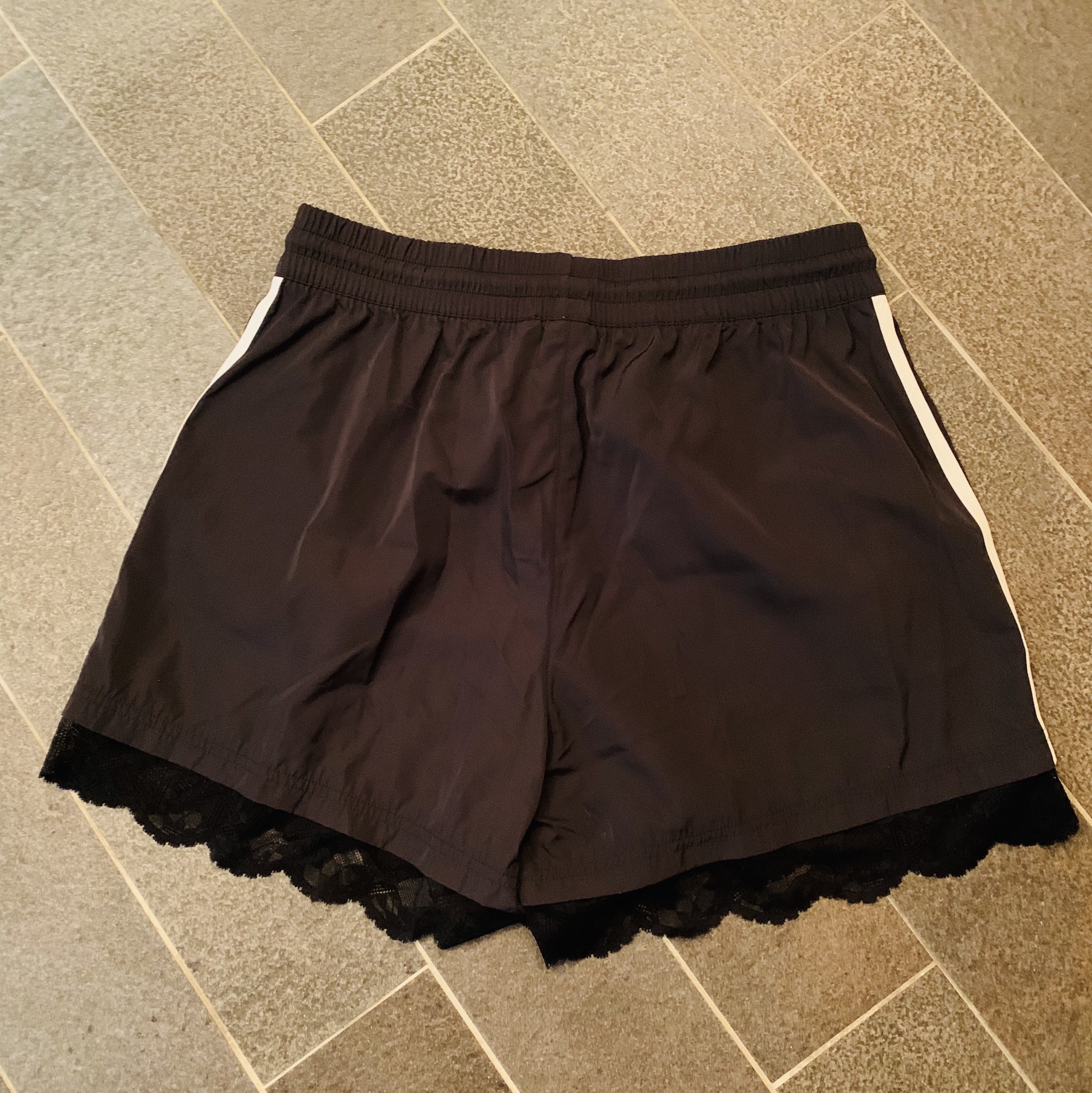 (W) Adidas Lace Trim 3-Stripes Shorts Black - US Sizing 착용 스타일 - 2
