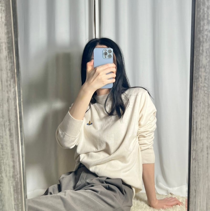 Vivienne Westwood Round Neck Knit Cream 착용 스타일