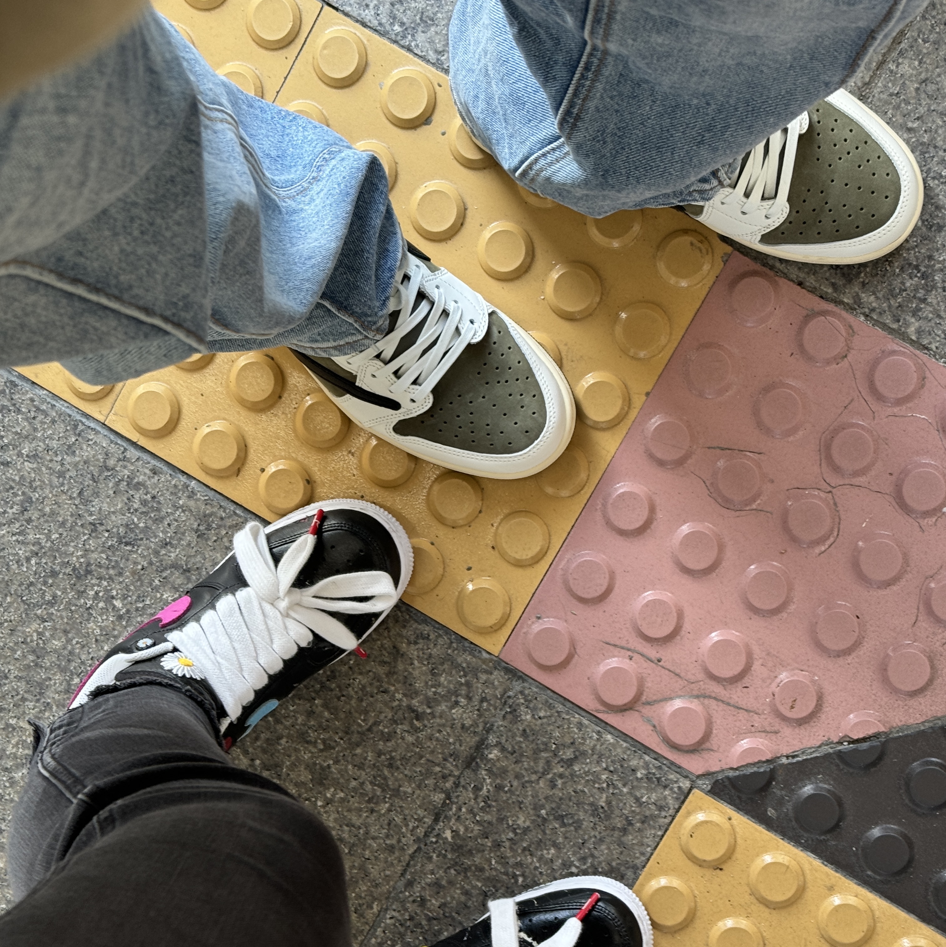 Jordan 1 x Travis Scott Retro Low OG SP Reverse Olive, Nike x Peaceminusone Air Force 1 Low Para-Noise 3.0 Black and Multicolor 착용 스타일