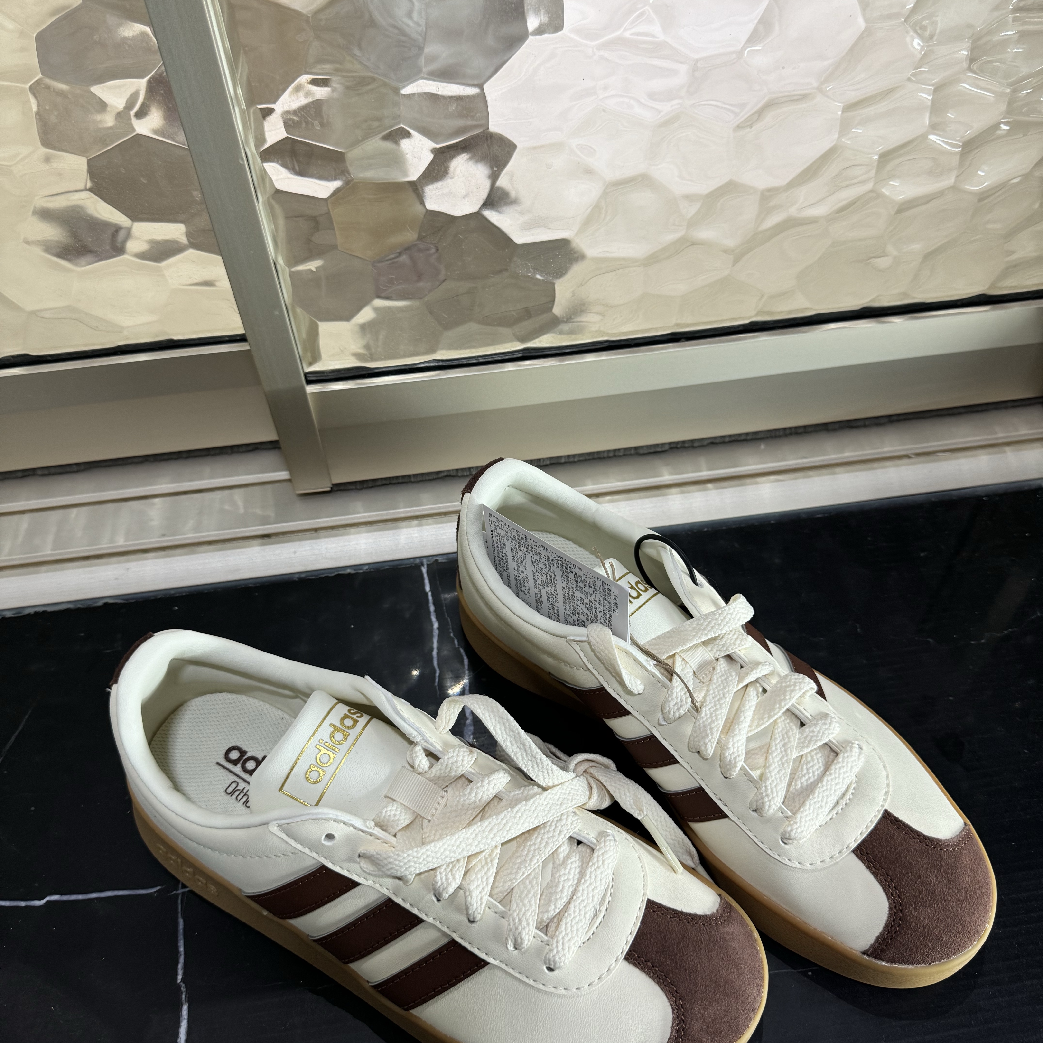 Adidas VL Court 2.0 Cream Brown 착용 스타일 - 2