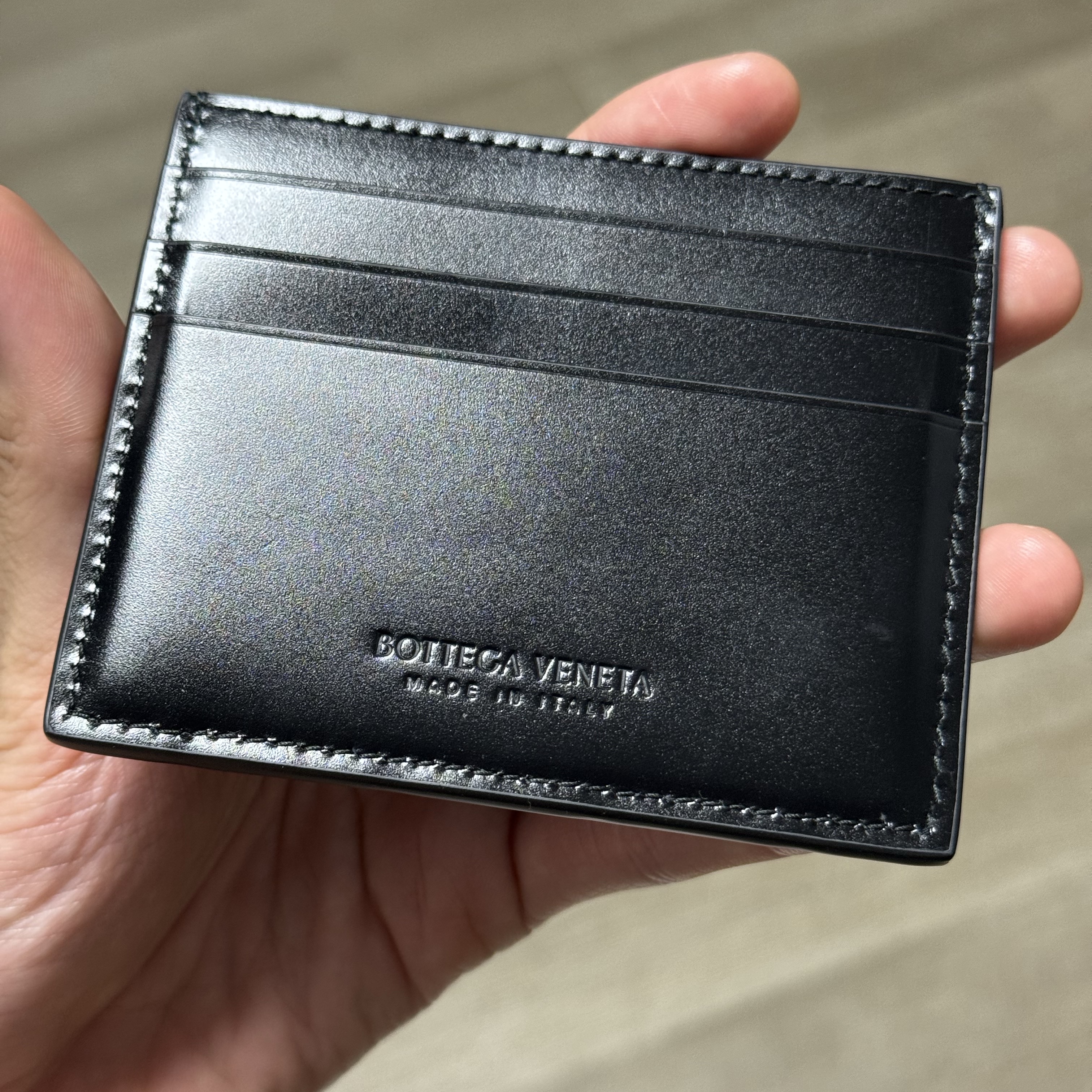 Bottega Veneta Card Case Black 착용 스타일 - 2