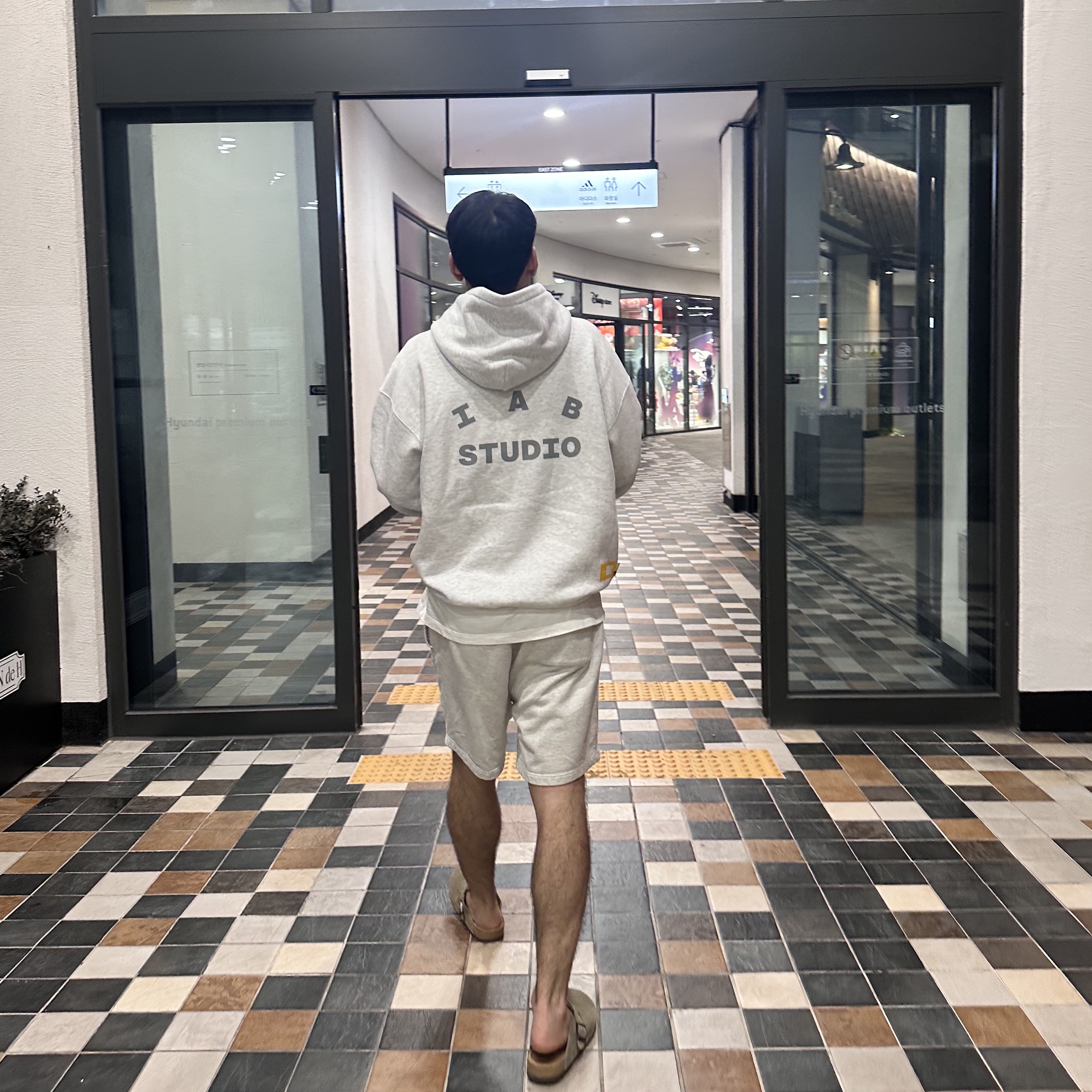 IAB Studio Hoodie Light Gray 착용 스타일