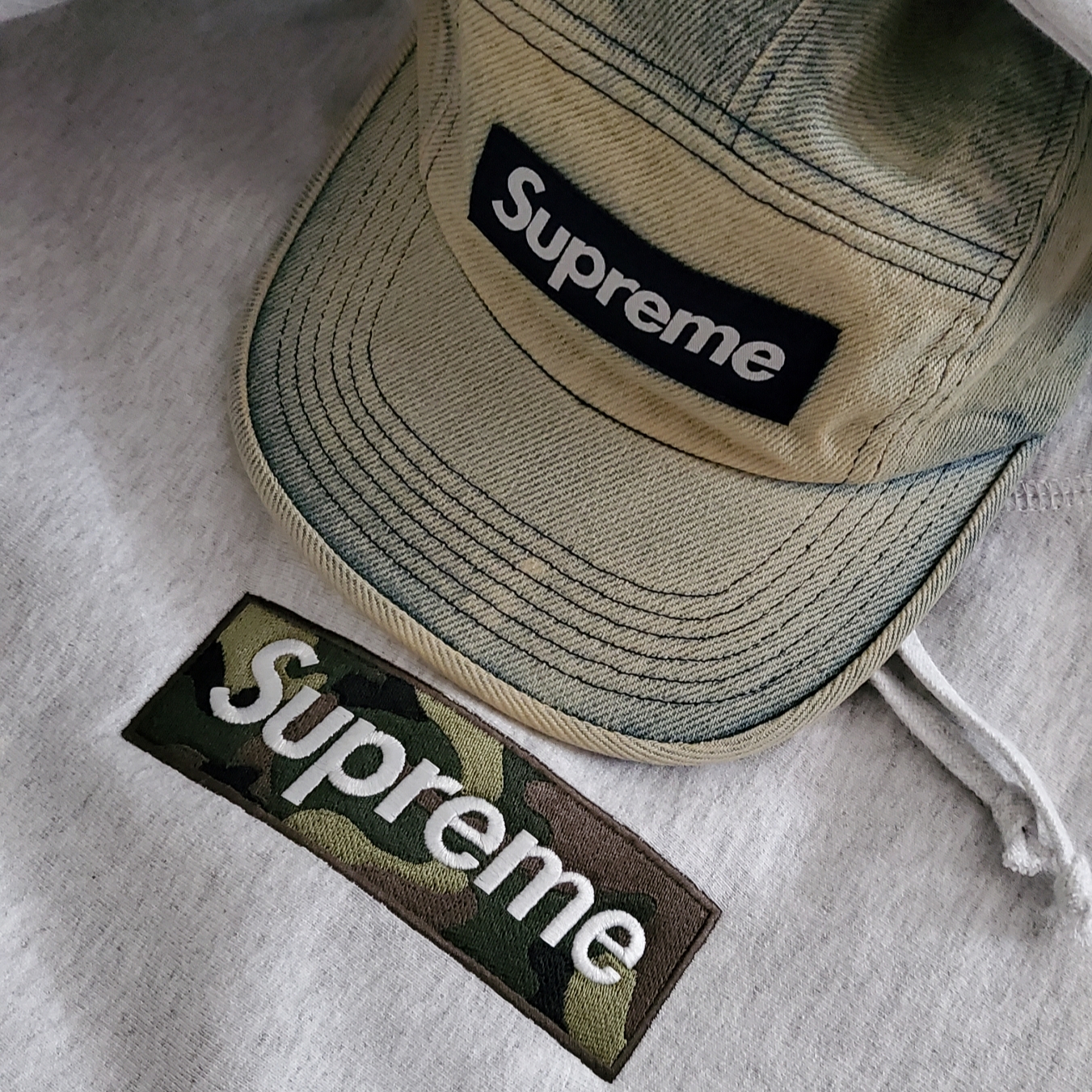 Supreme Box Logo Hooded Sweatshirt Ash Grey - 23FW, Supreme Washed Chino Twill Camp Cap Dirty Indigo - 24SS 착용 스타일