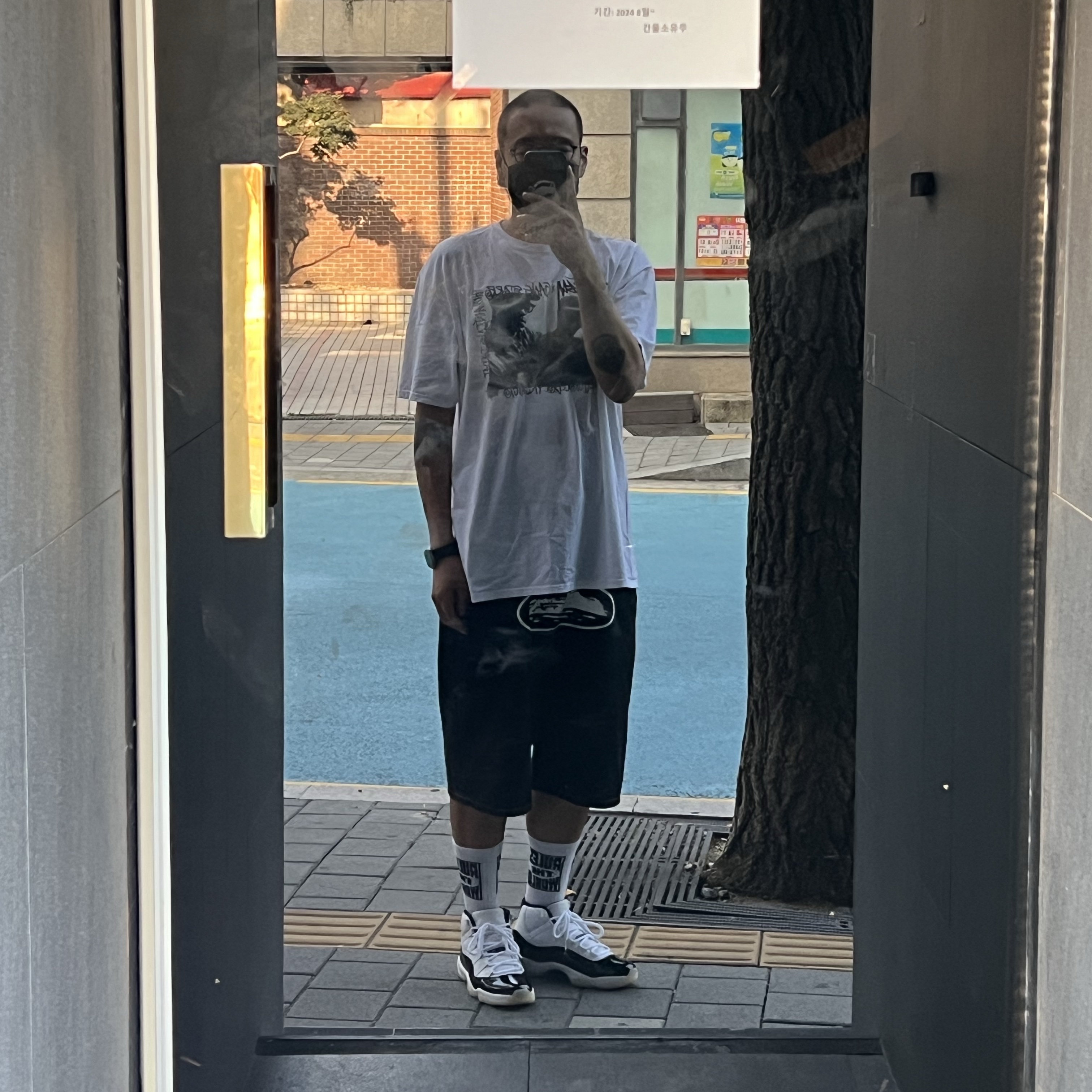 Stussy x Gang Starr Take It Personal T-Shirt White, Corteiz Alcatraz Denim Shorts Washed Black 착용 스타일