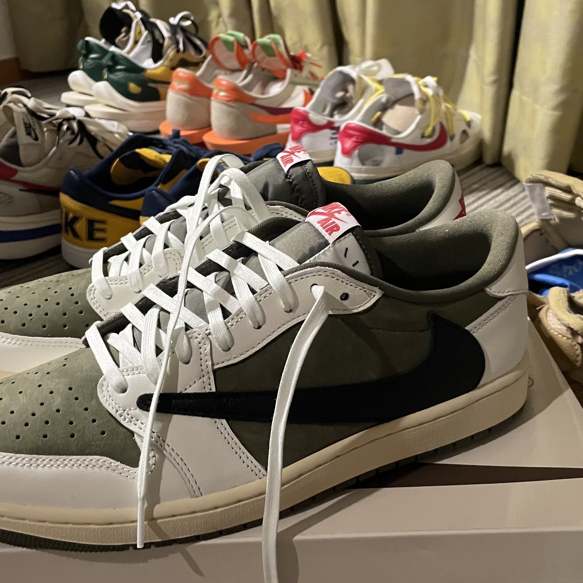 Jordan 1 x Travis Scott Retro Low OG SP Reverse Olive 착용 스타일 - 2
