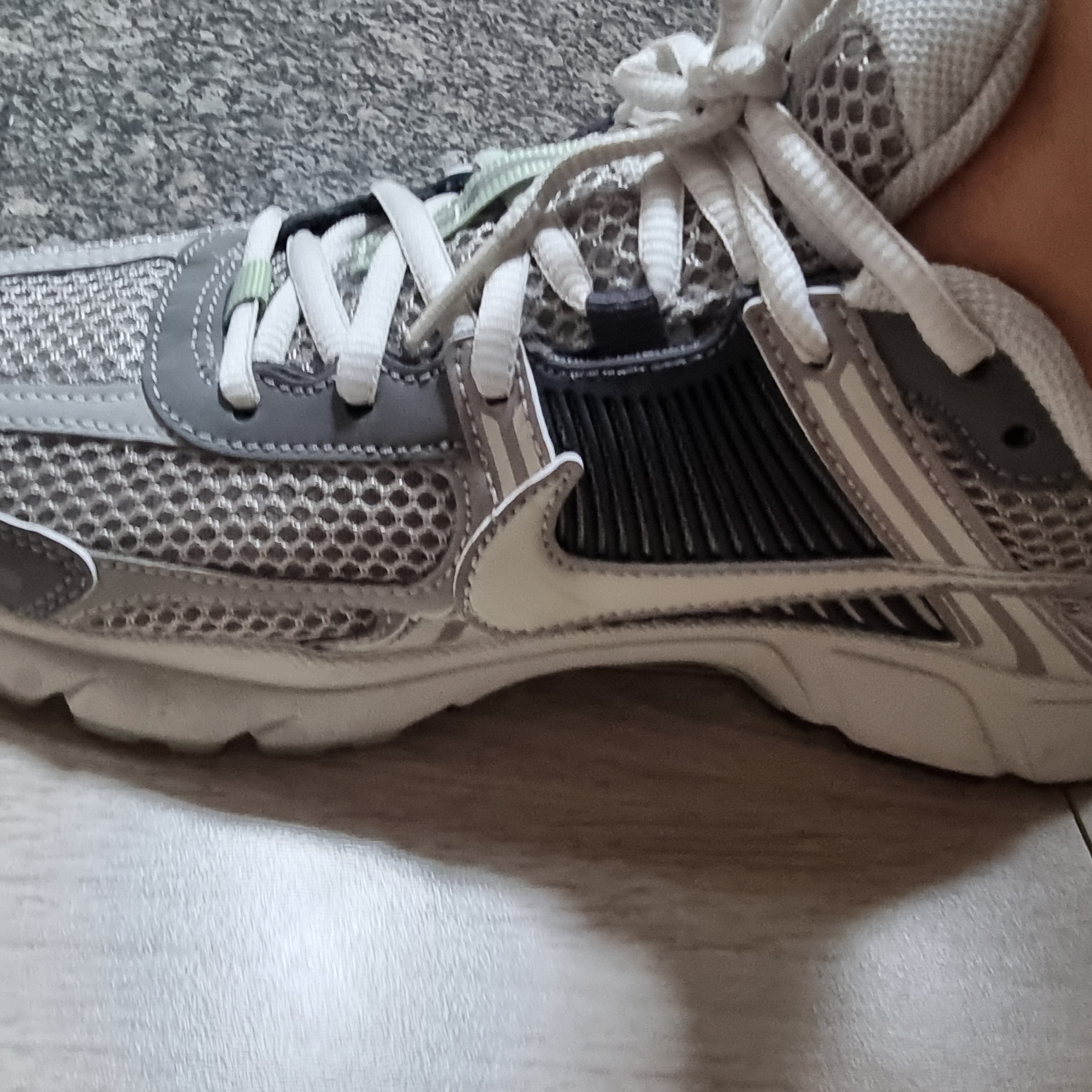 (W) Nike Zoom Vomero 5 Cobblestone and Flat Pewter 착용 스타일 - 2