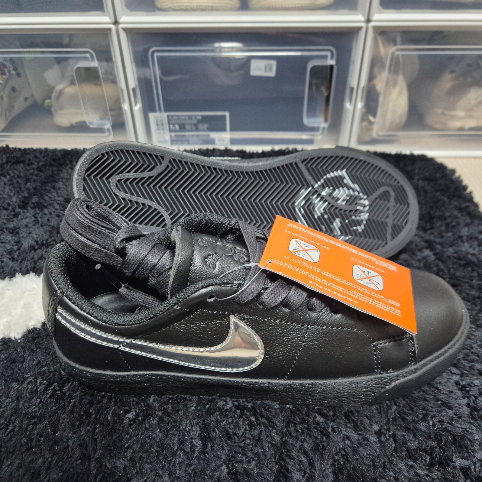 Nike x Dancer Skateboards SB Zoom Blazer Low Black and Metallic Silver 착용 스타일 - 2