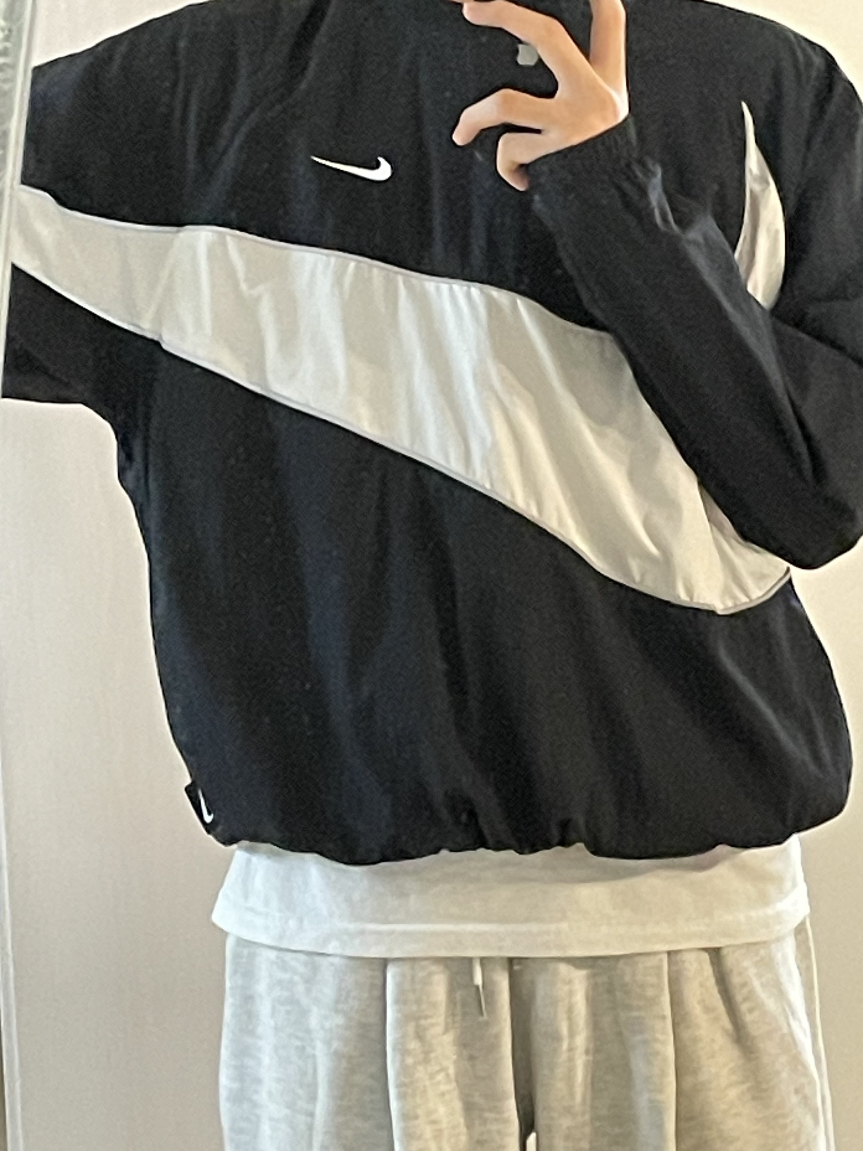 Nike Swoosh Woven Jacket Black White 착용 스타일 - 1