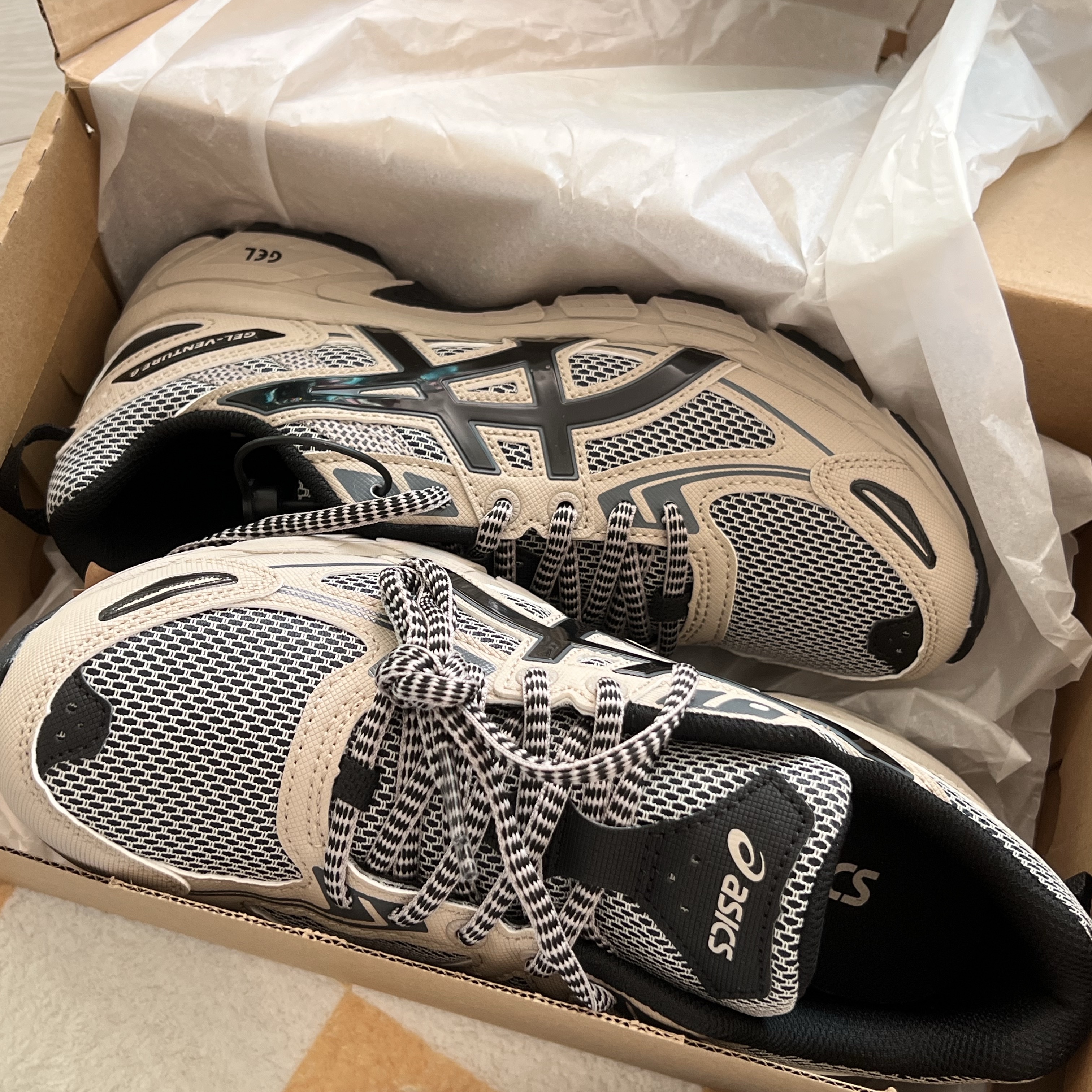 Asics Gel-Venture 6 Feather Grey Black 착용 스타일 - 2