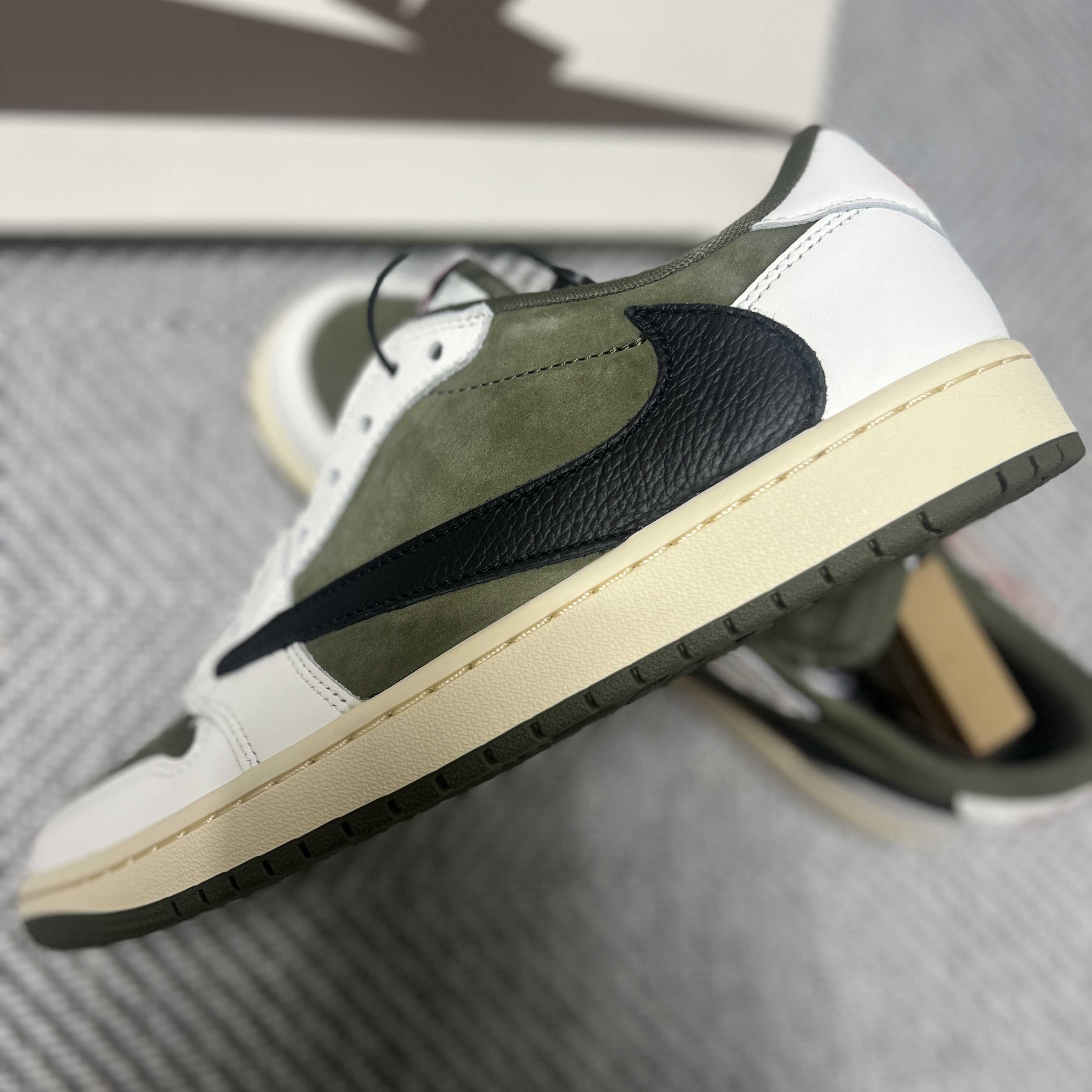Jordan 1 x Travis Scott Retro Low OG SP Reverse Olive 착용 스타일 - 1
