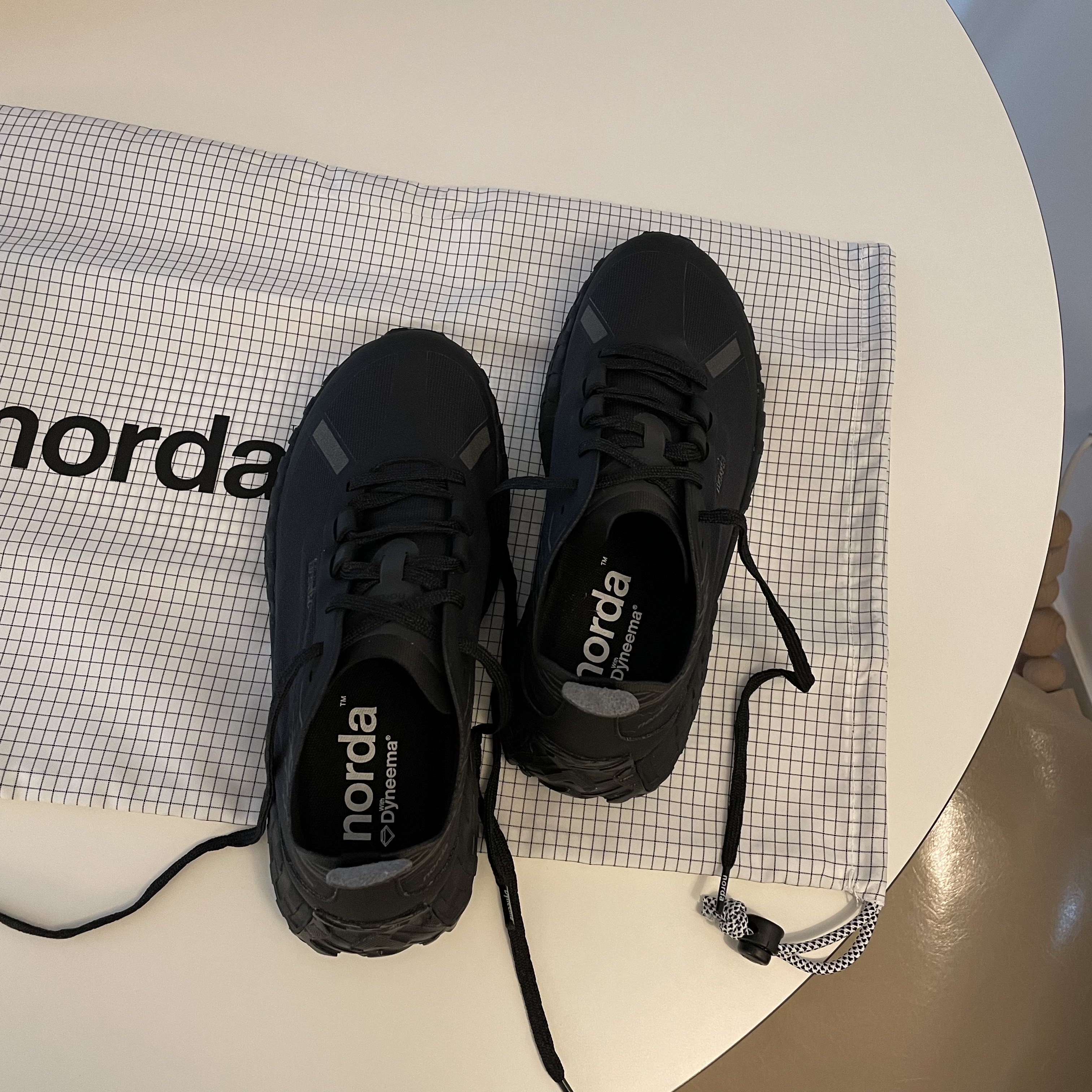 (W) Norda 001/A Stealth Black 착용 스타일 - 3