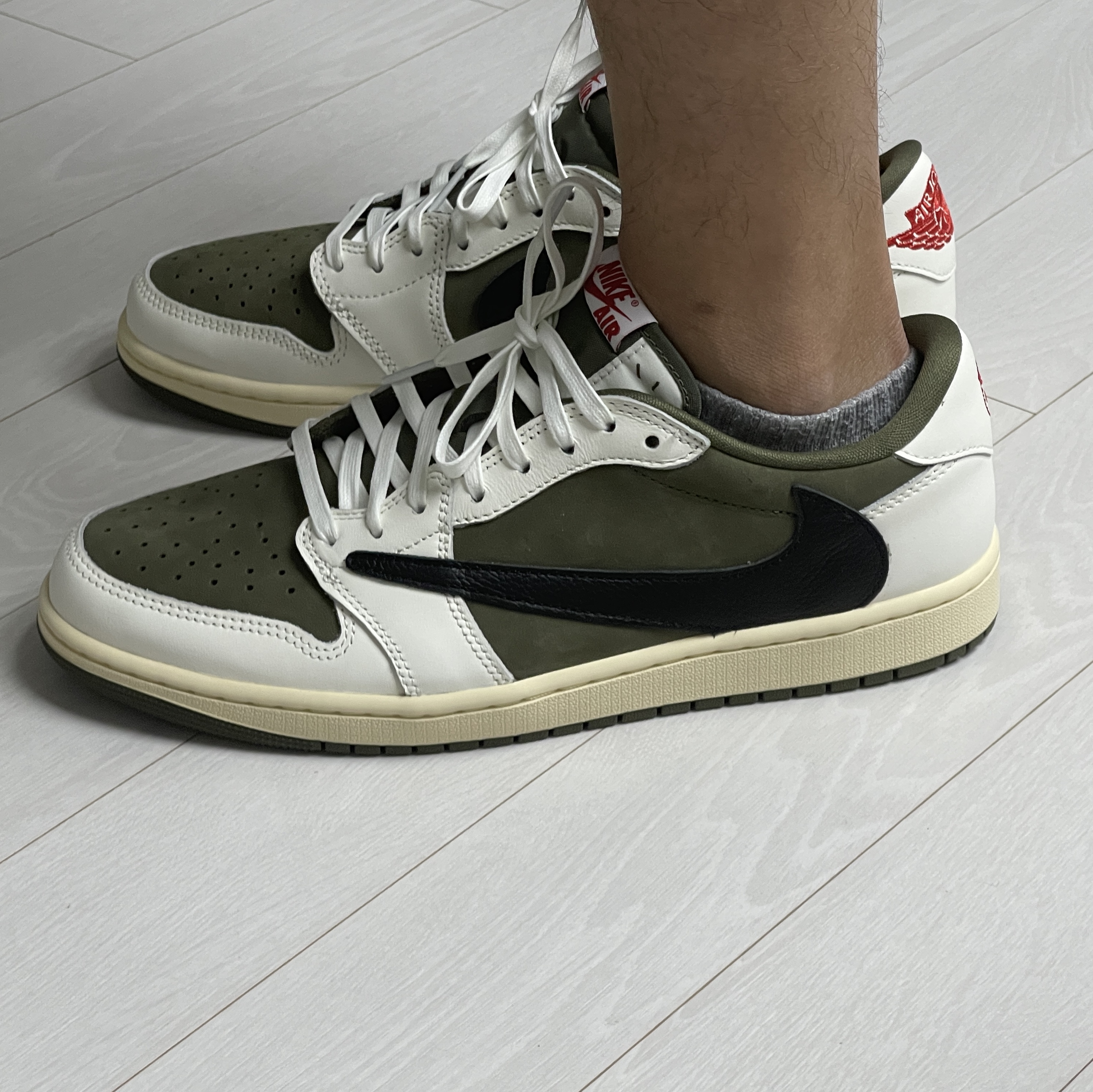 Jordan 1 x Travis Scott Retro Low OG SP Reverse Olive 착용 스타일