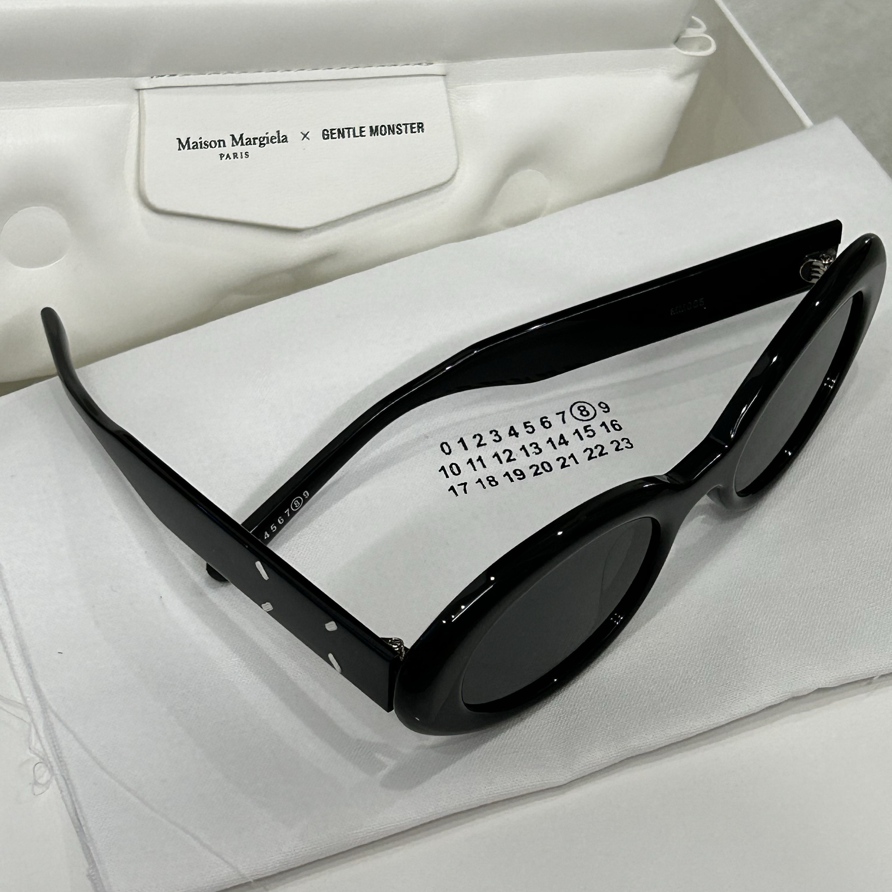 Gentle Monster x Maison Margiela MM005 Black Black 착용 스타일