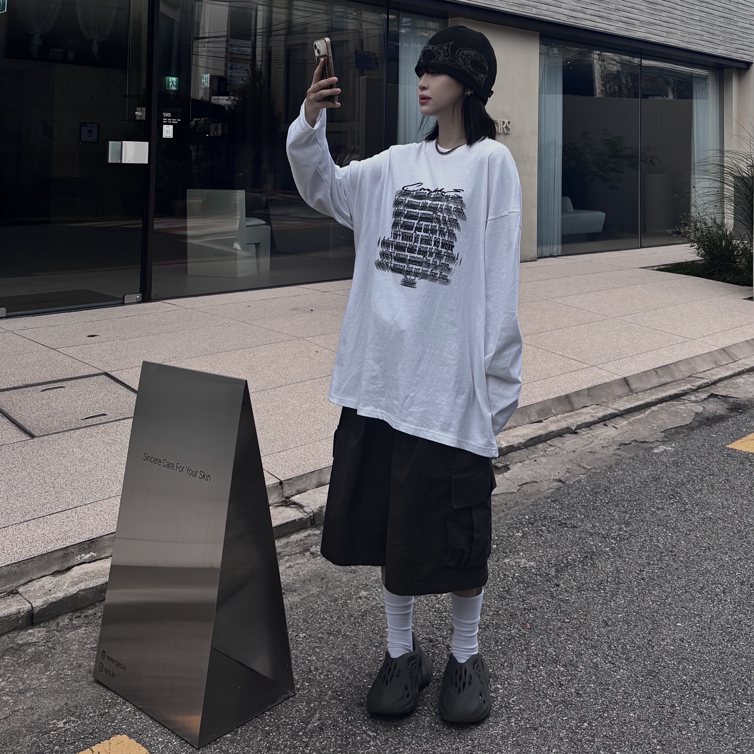 Adidas Yeezy Foam RNNR Carbon 착용 스타일 - 3