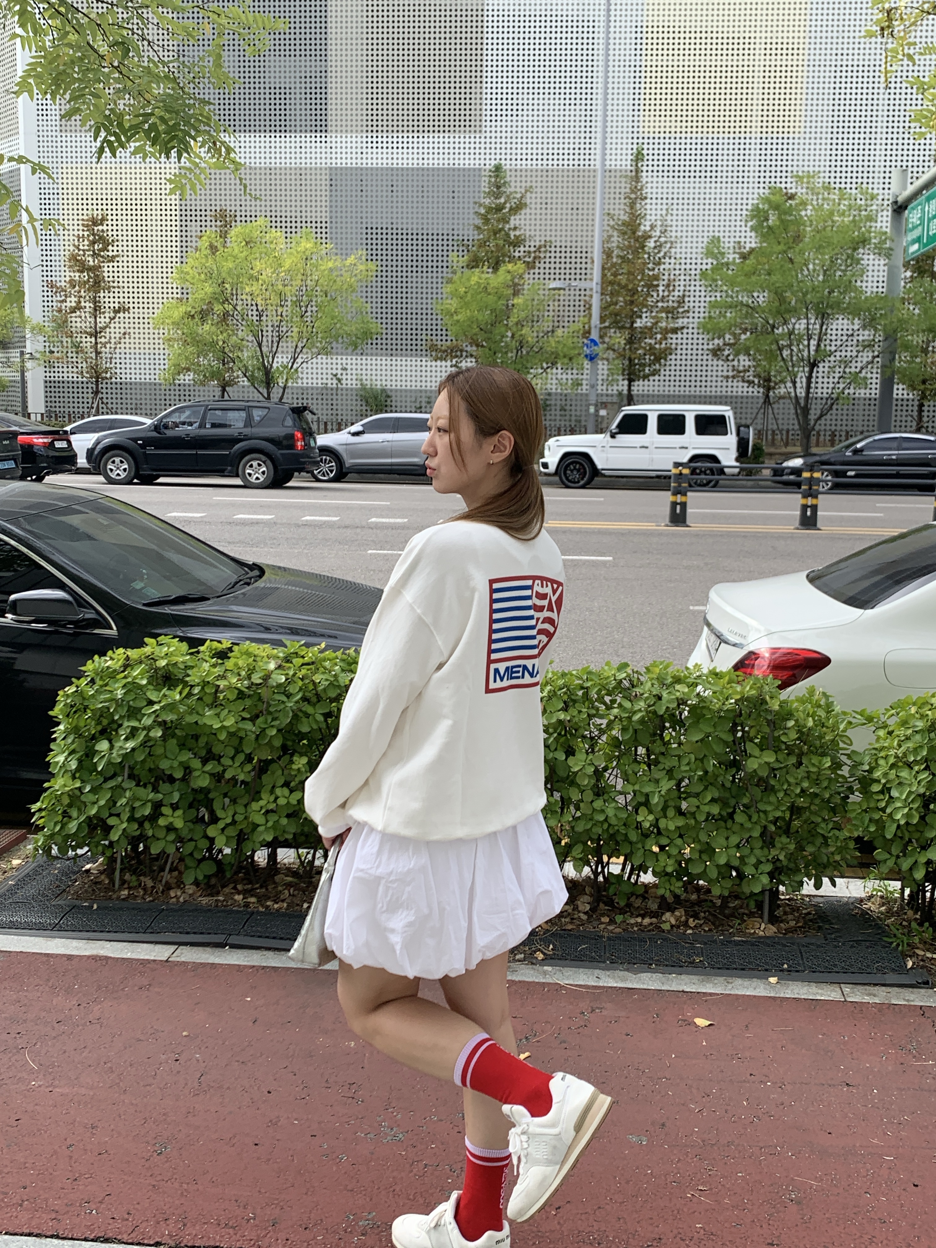 Menasoo Hearttrack Sweatshirt White 착용 스타일 - 3