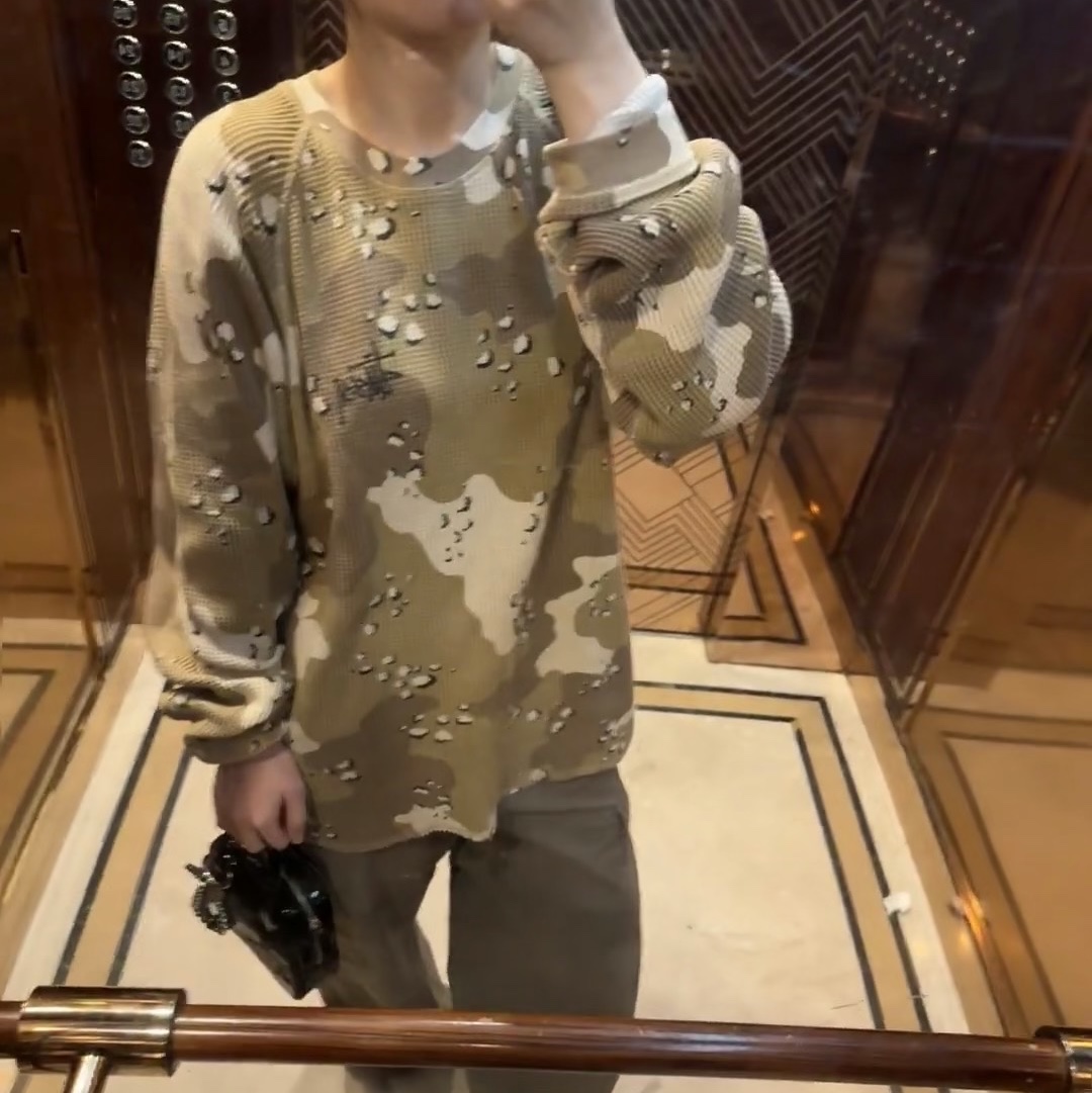 Stussy Raglan Thermal LS Crew Desert Camo 착용 스타일